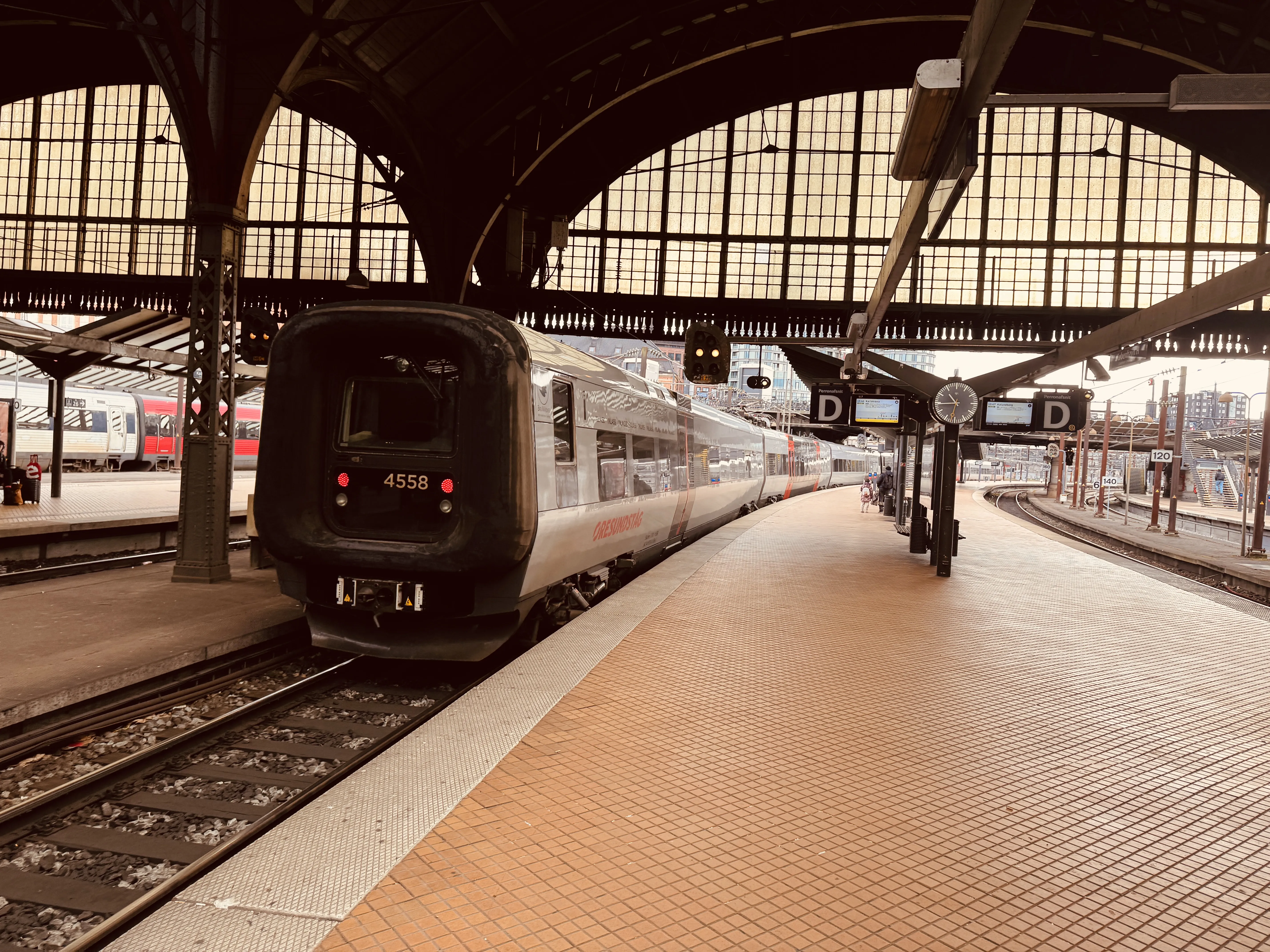 Billede af DSB ET 4358 fotograferet ud for København Hovedbanegård.