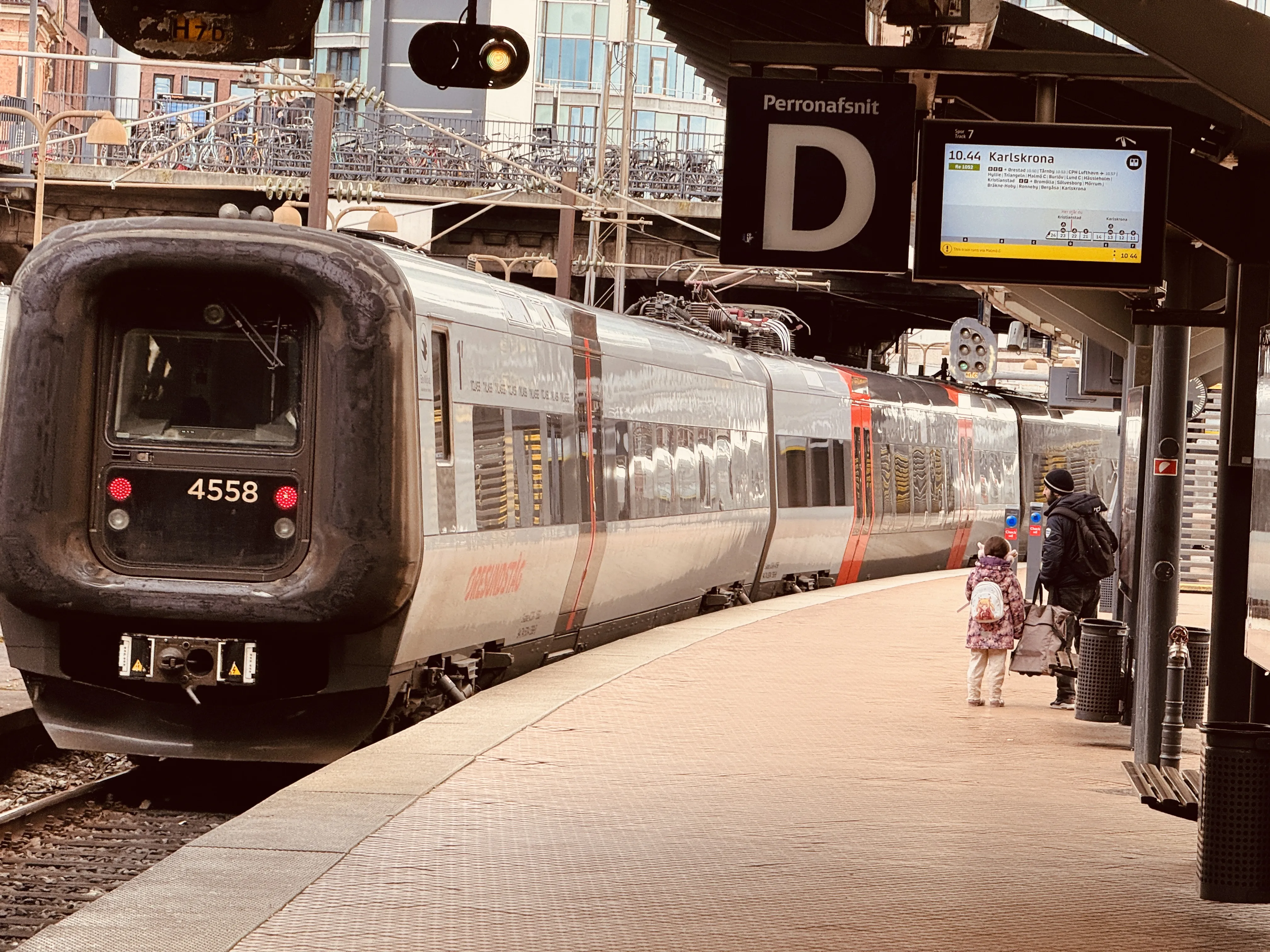 Billede af DSB ET 4358 fotograferet ud for København Hovedbanegård.