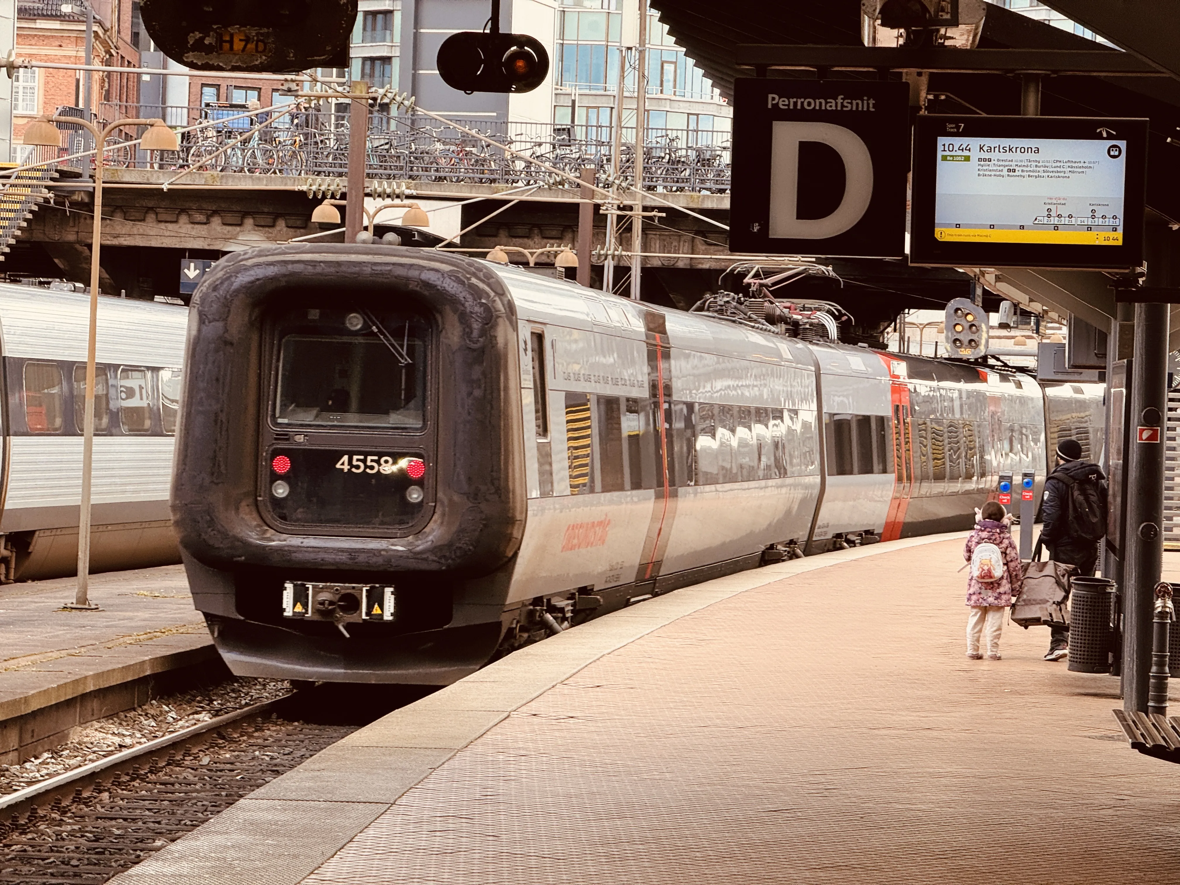 Billede af DSB ET 4358 fotograferet ud for København Hovedbanegård.