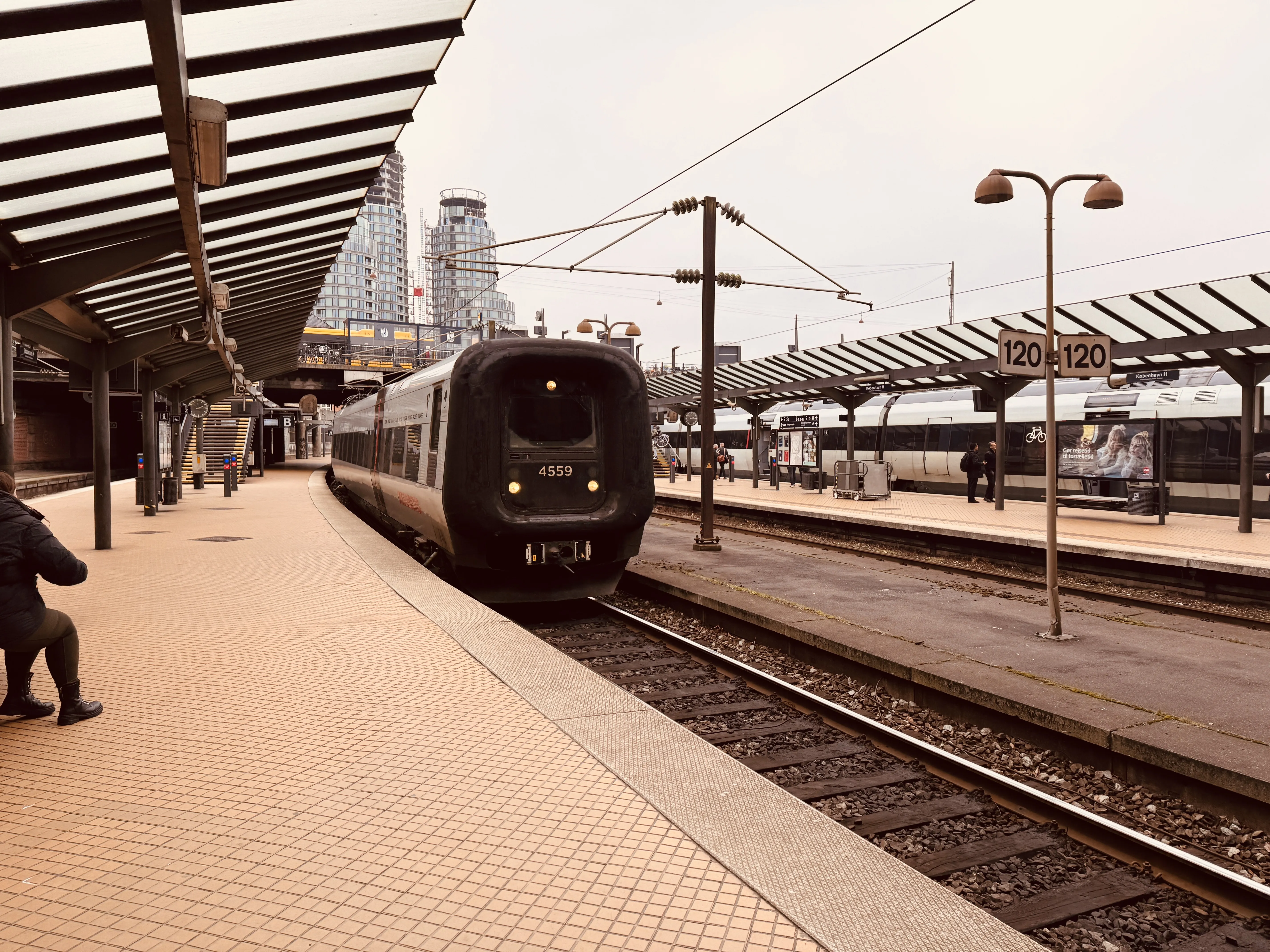 Billede af DSB ET 4359 fotograferet ud for København Hovedbanegård.