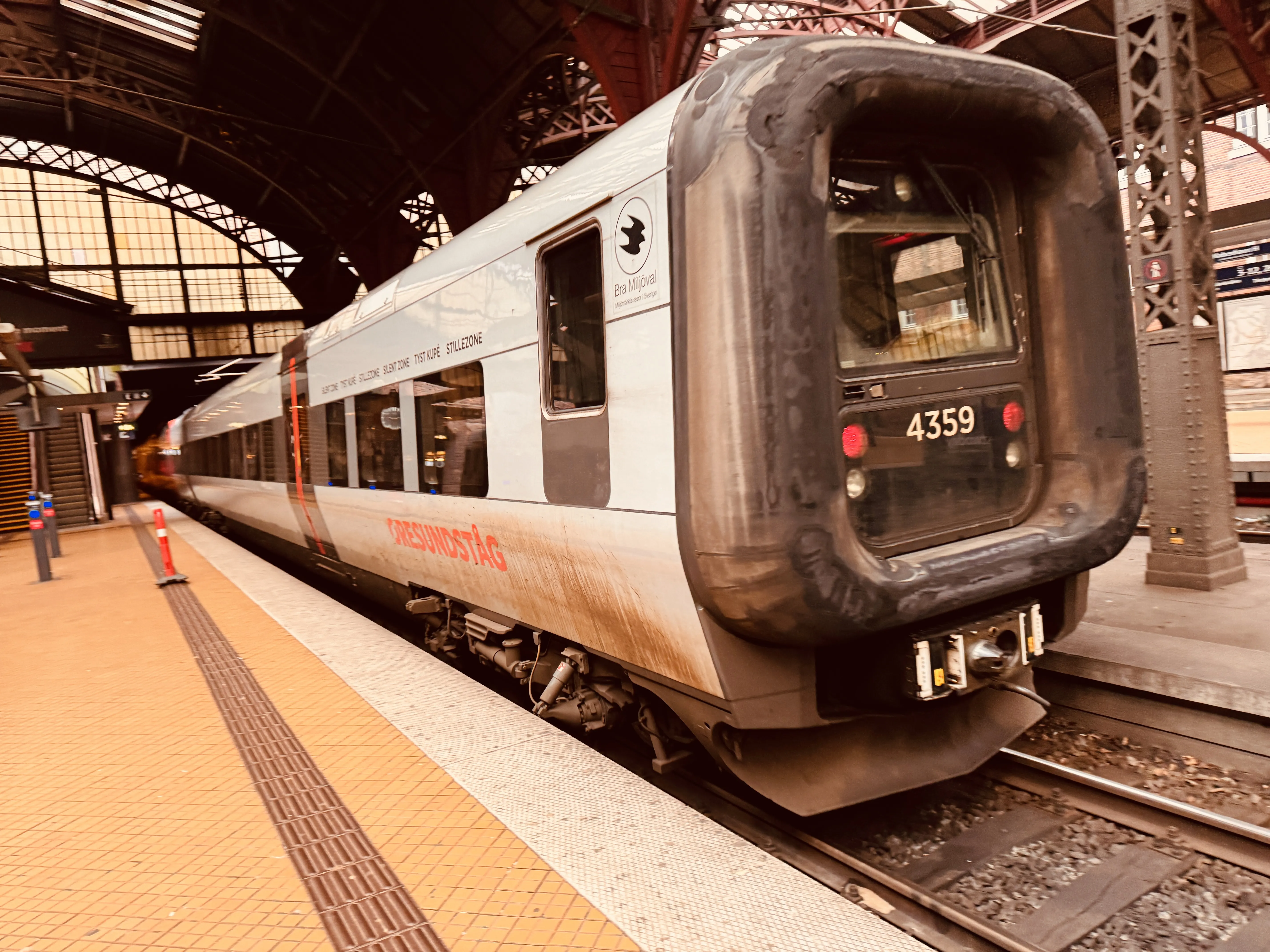 Billede af DSB ET 4359 fotograferet ud for København Hovedbanegård.