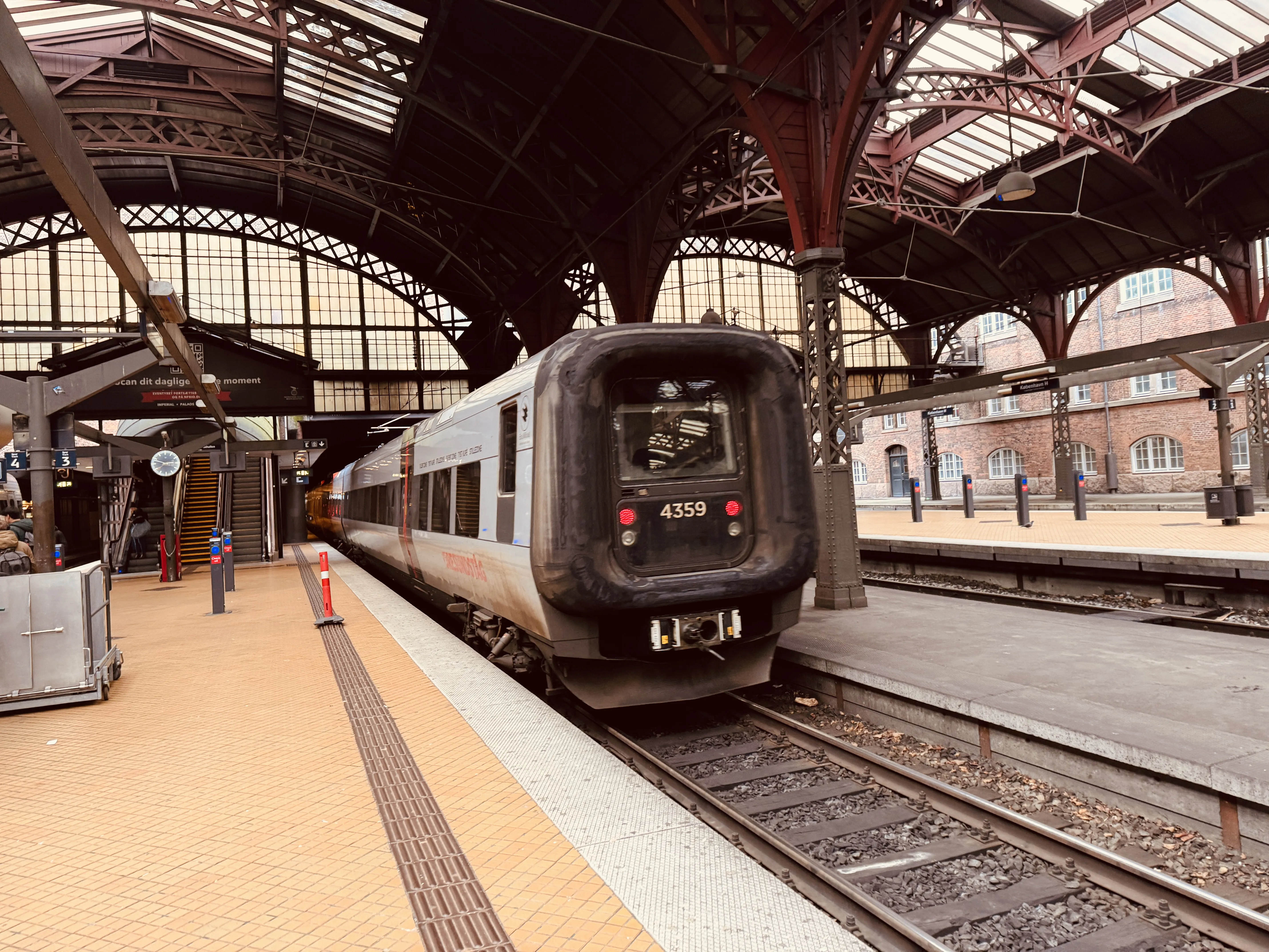 Billede af DSB ET 4359 fotograferet ud for København Hovedbanegård.