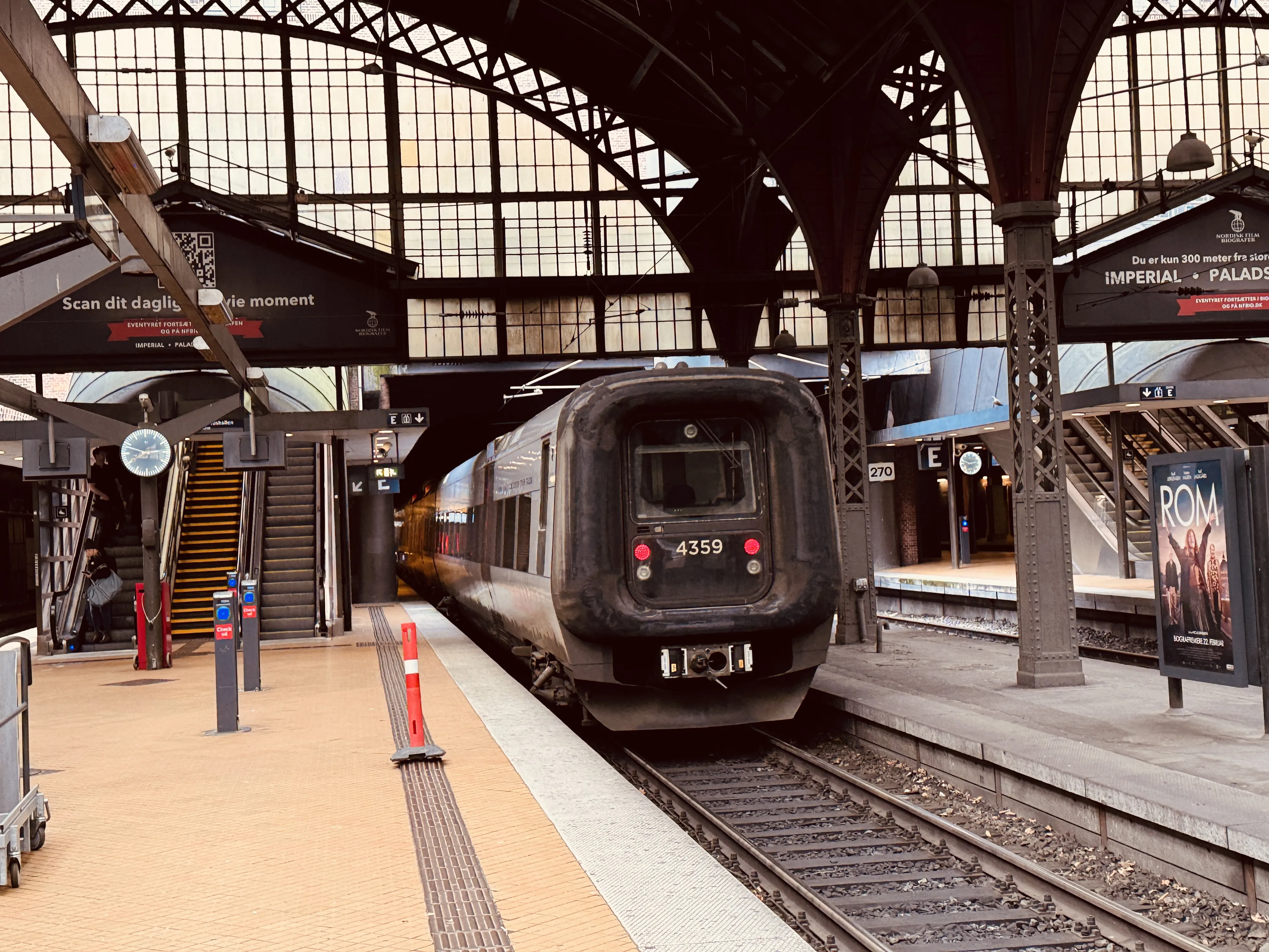 Billede af DSB ET 4359 fotograferet ud for København Hovedbanegård.