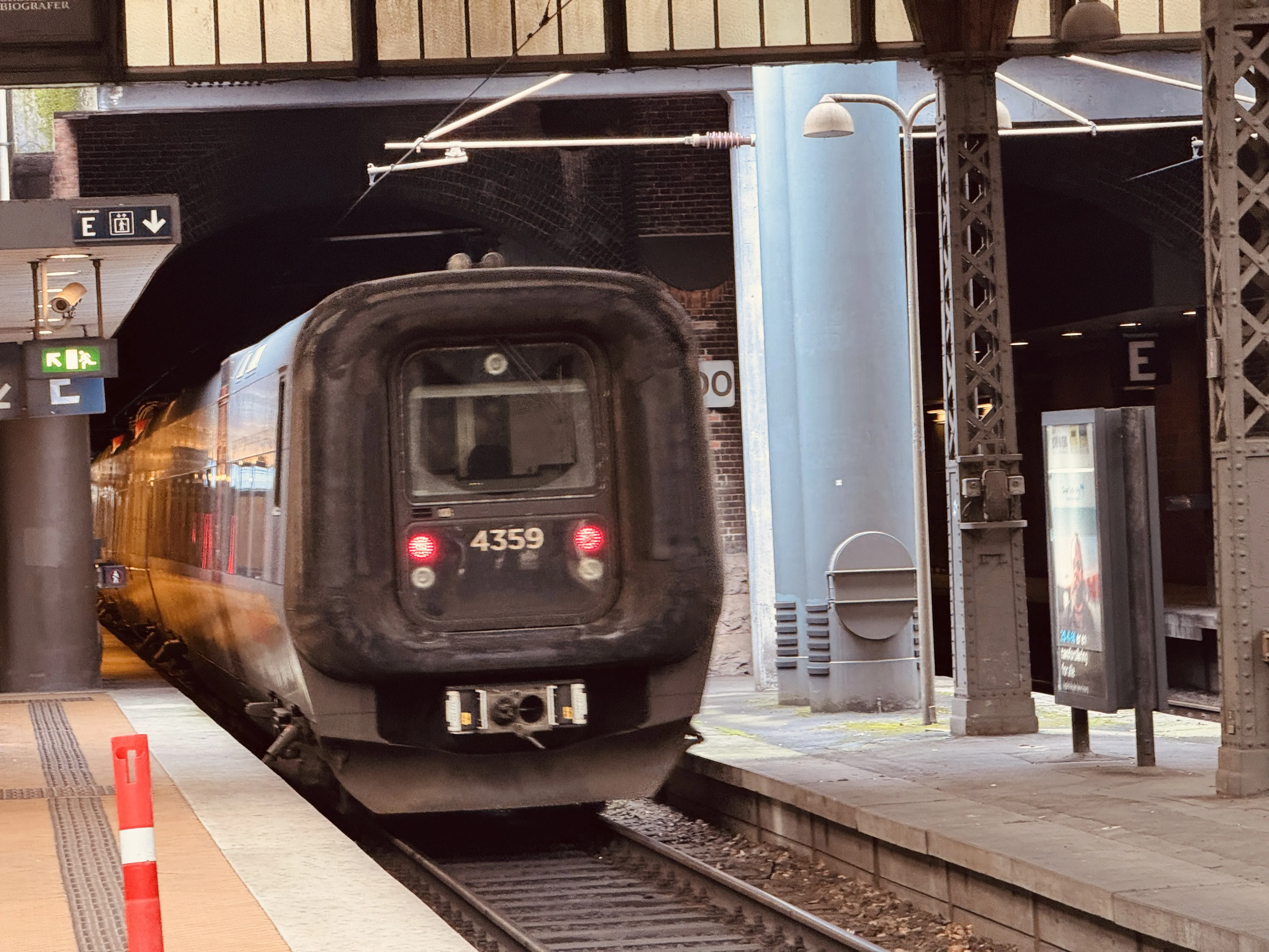 Billede af DSB ET 4359 fotograferet ud for København Hovedbanegård.