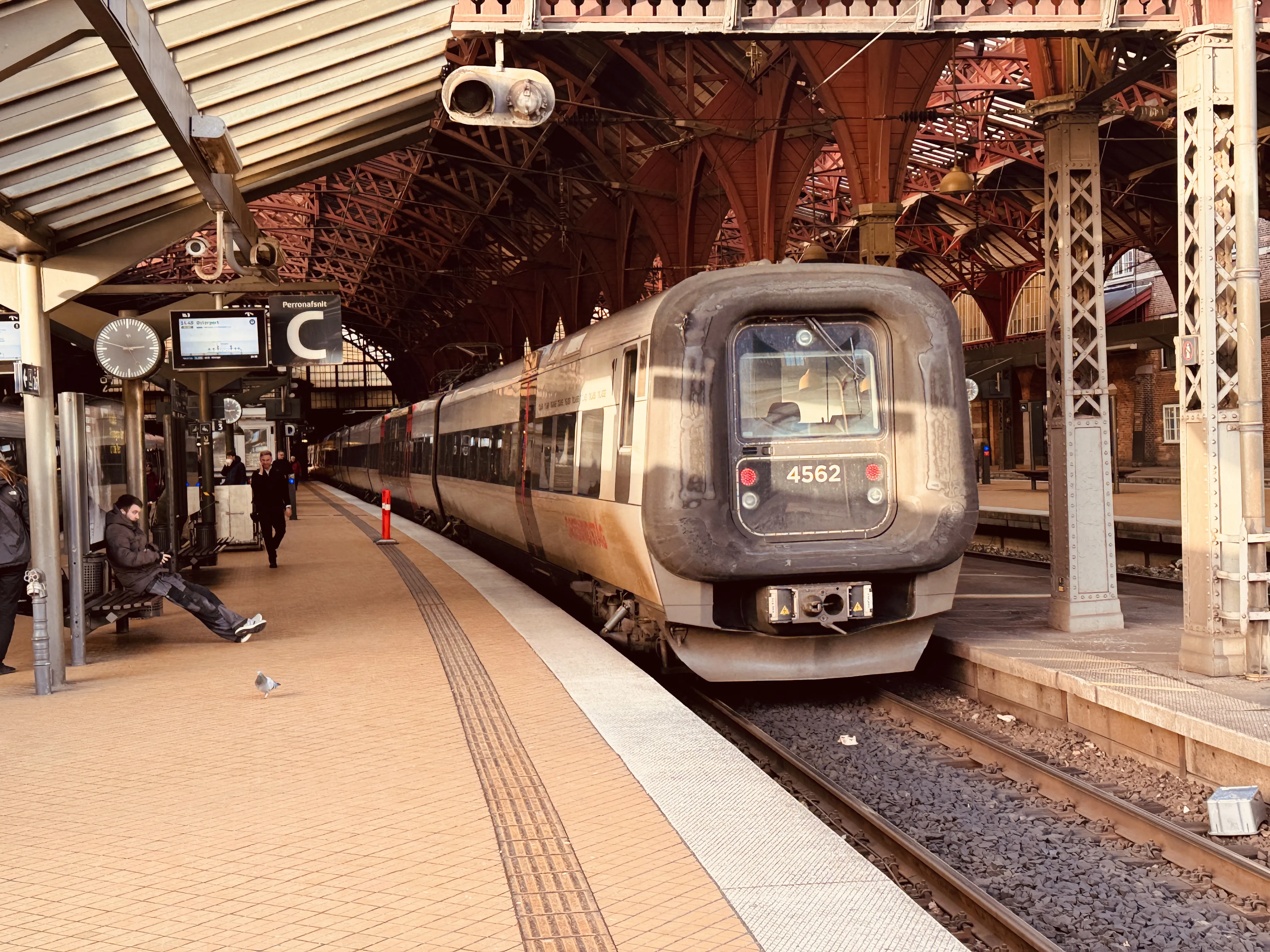 Billede af DSB ET 4362 fotograferet ud for København Hovedbanegård.