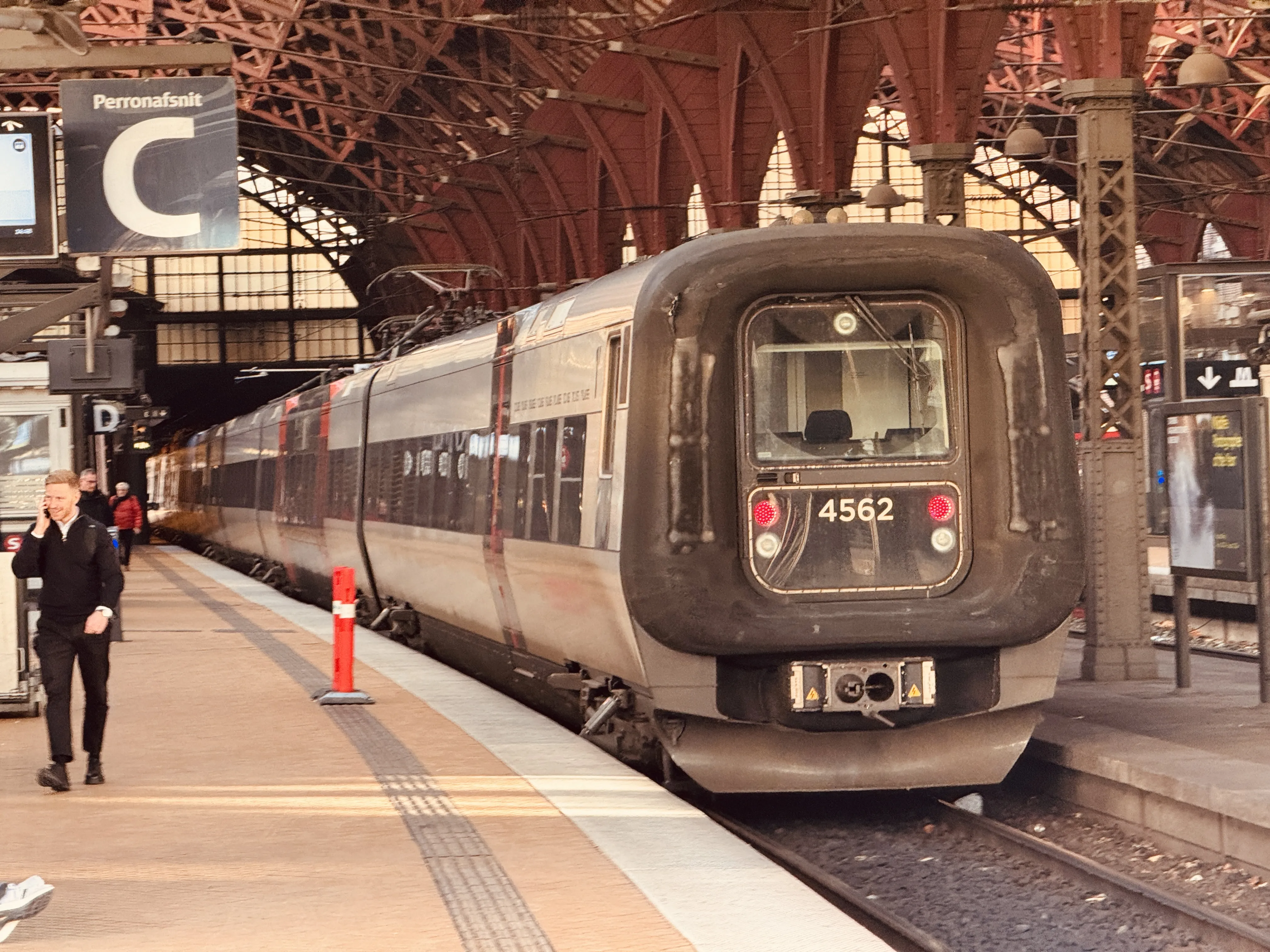 Billede af DSB ET 4362 fotograferet ud for København Hovedbanegård.