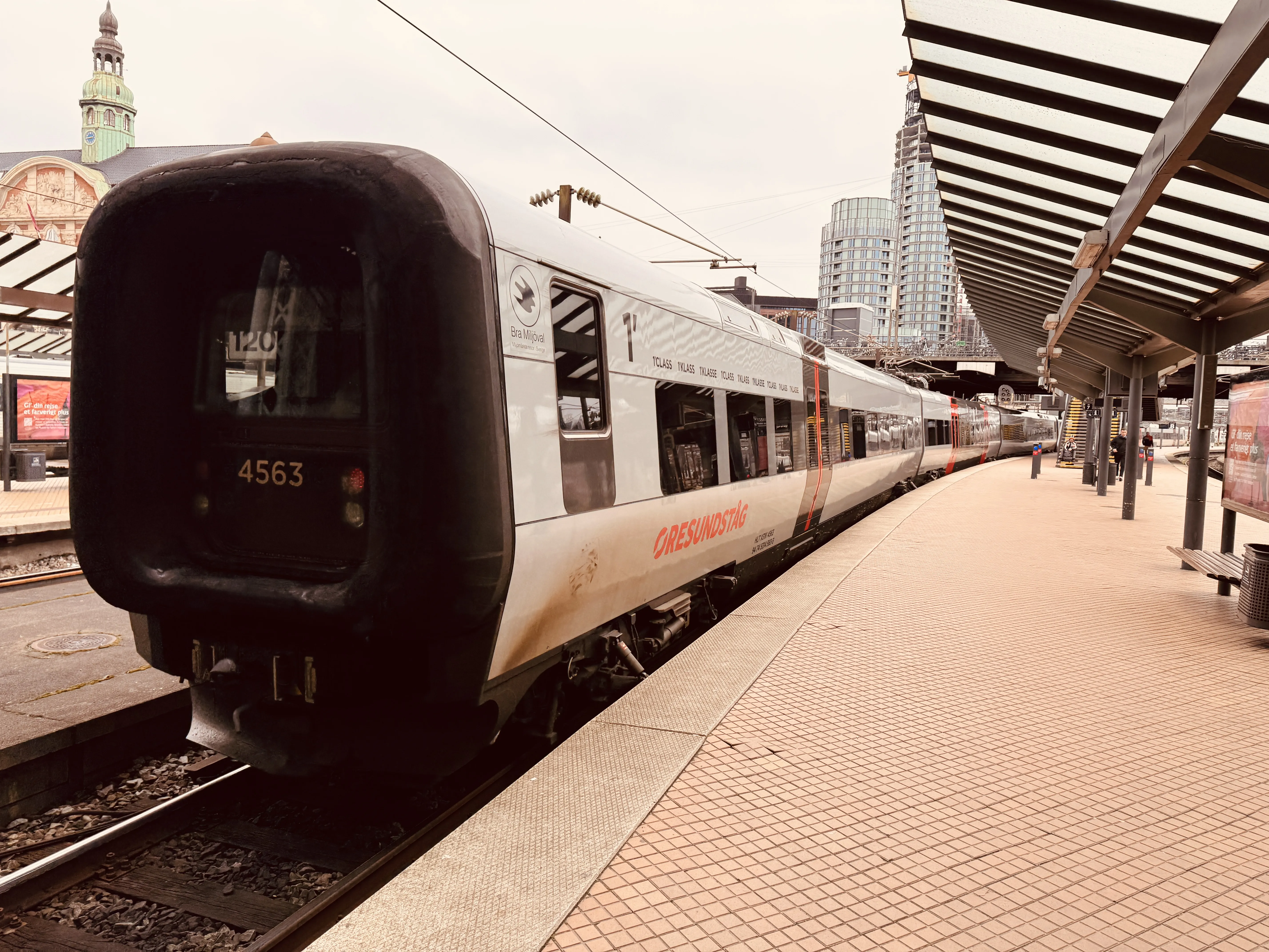 Billede af DSB ET 4363 fotograferet ud for København Hovedbanegård.