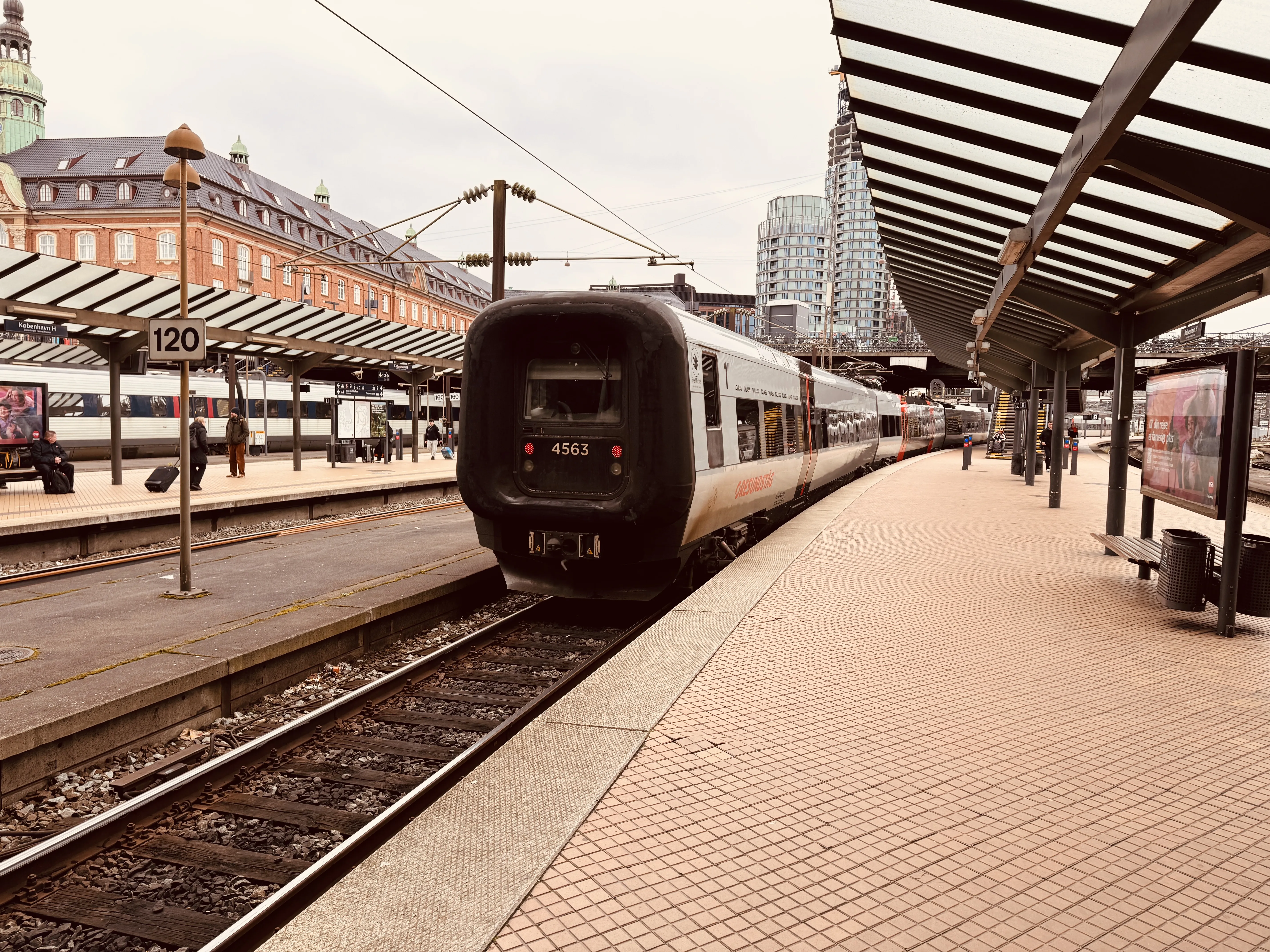 Billede af DSB ET 4363 fotograferet ud for København Hovedbanegård.