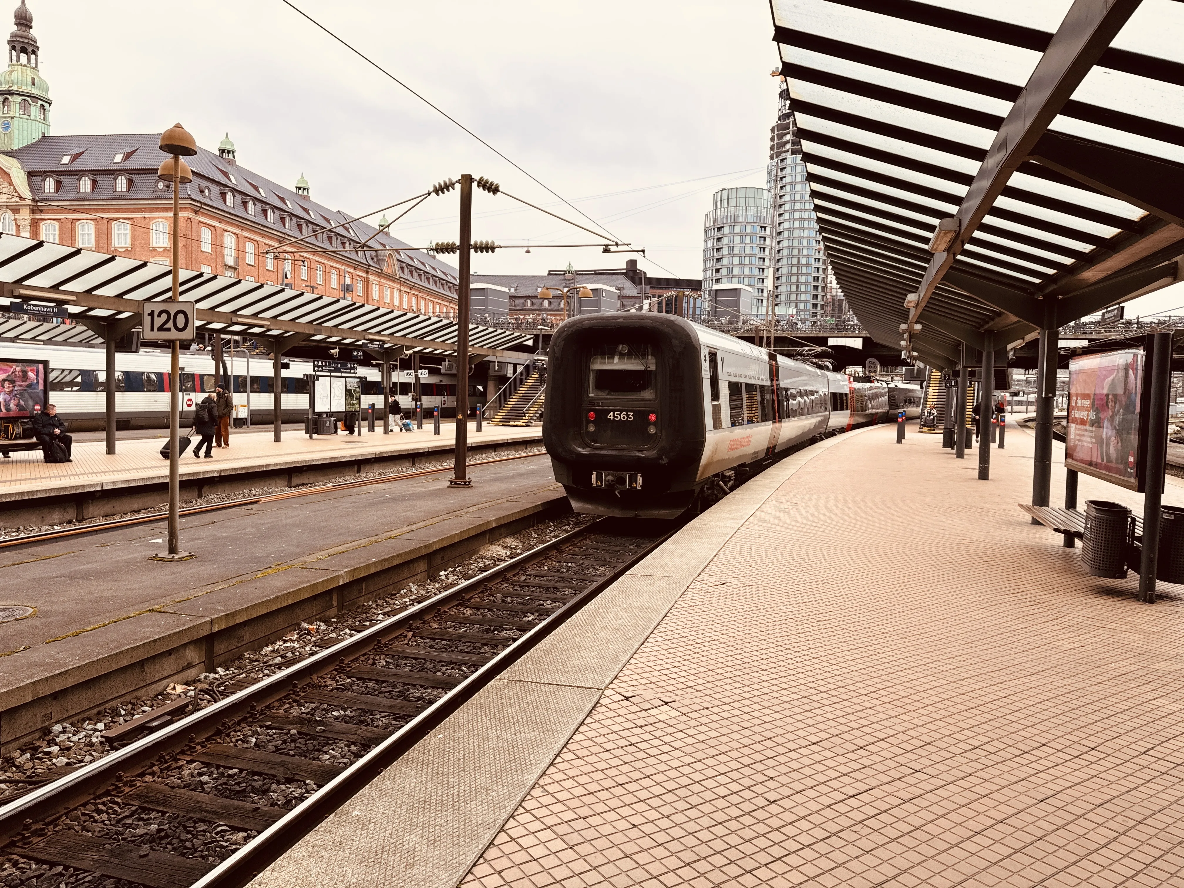 Billede af DSB ET 4363 fotograferet ud for København Hovedbanegård.