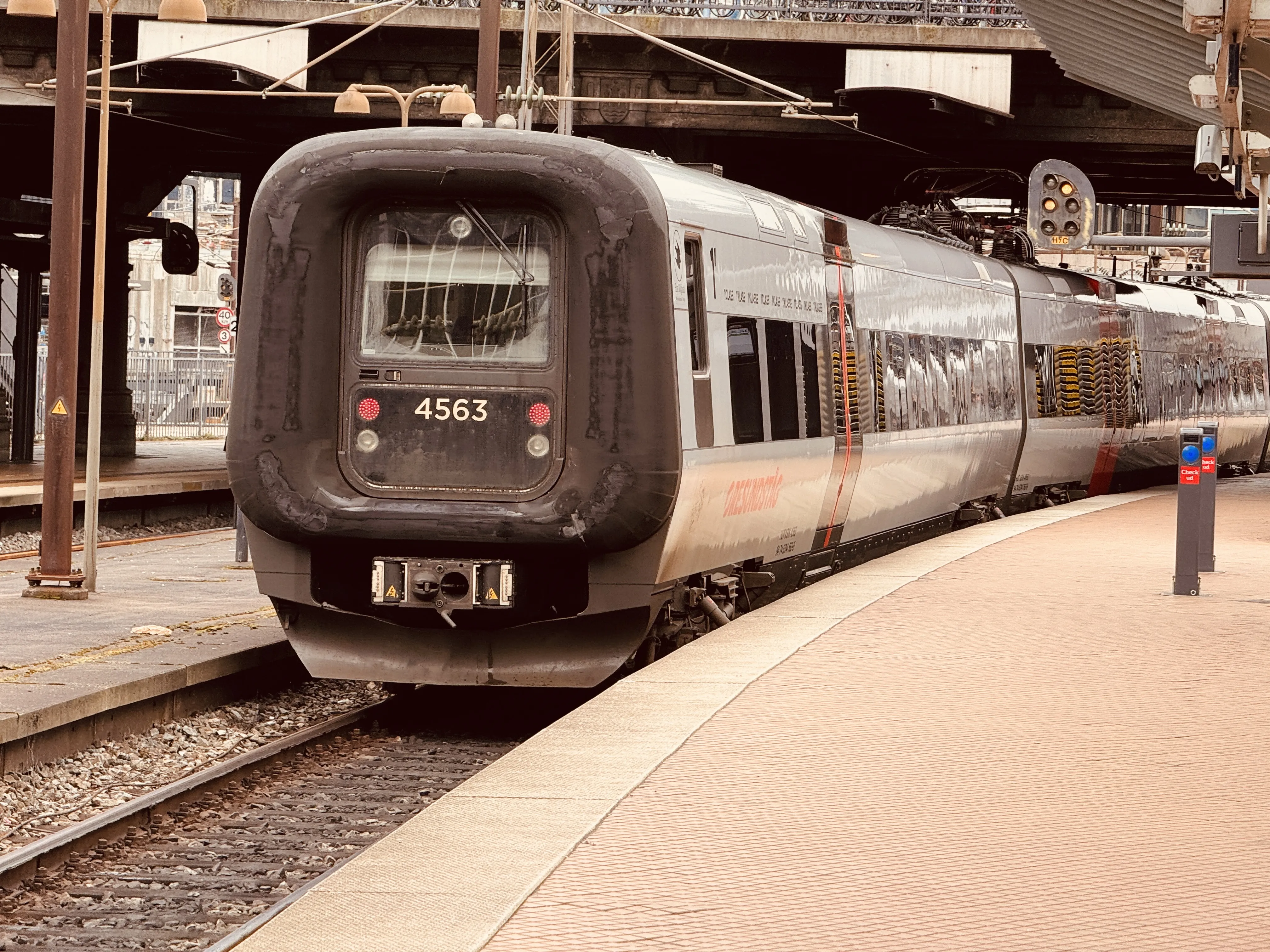 Billede af DSB ET 4363 fotograferet ud for København Hovedbanegård.