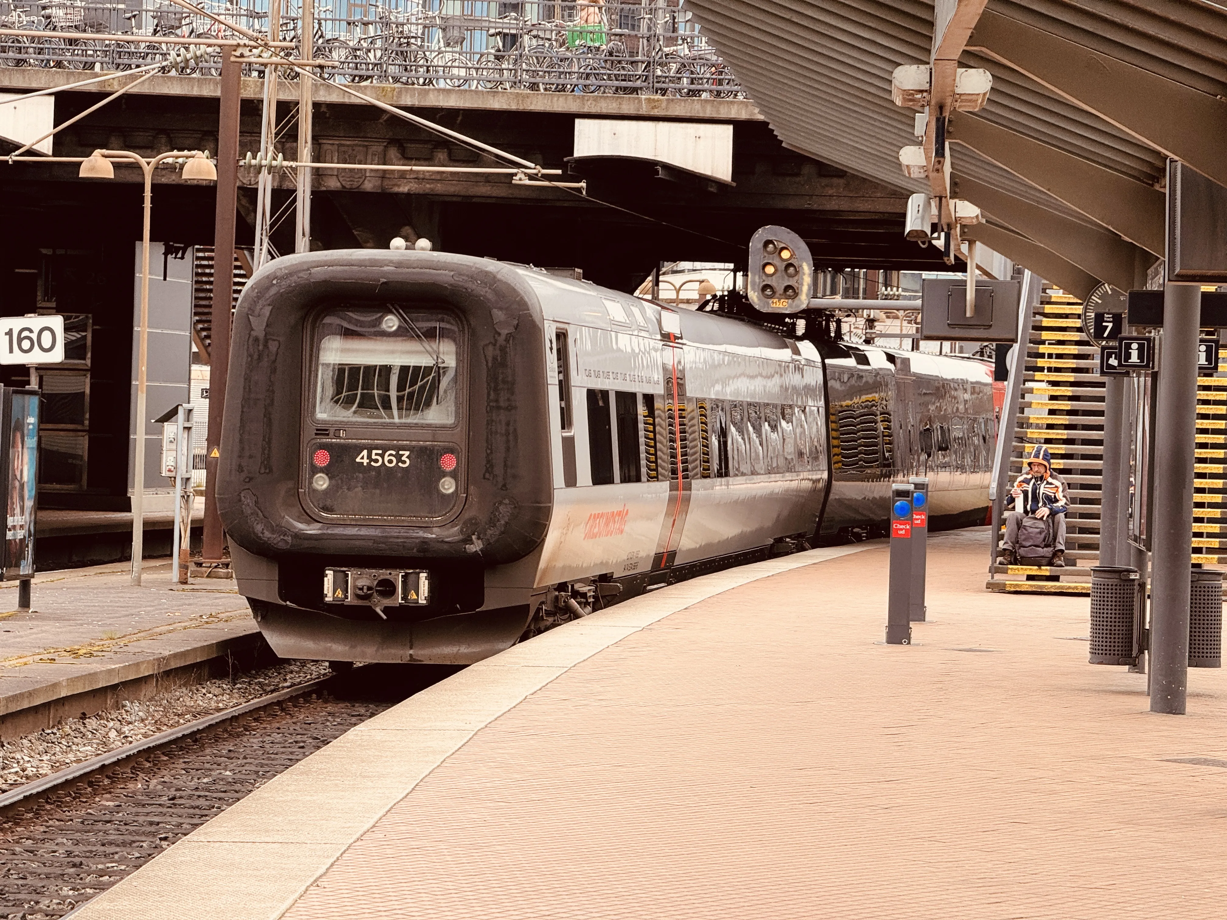 Billede af DSB ET 4363 fotograferet ud for København Hovedbanegård.