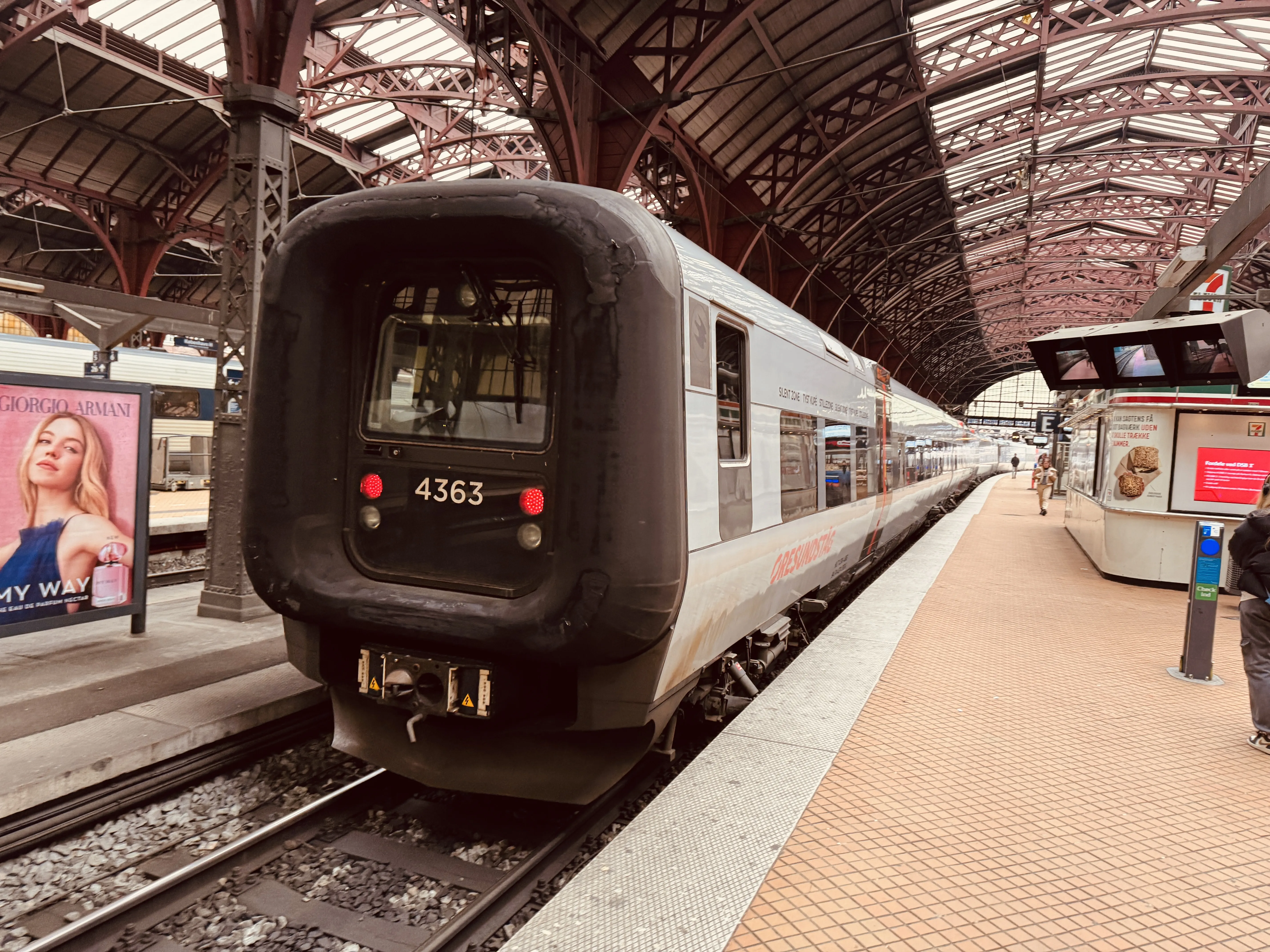 Billede af DSB ET 4363 fotograferet ud for København Hovedbanegård.