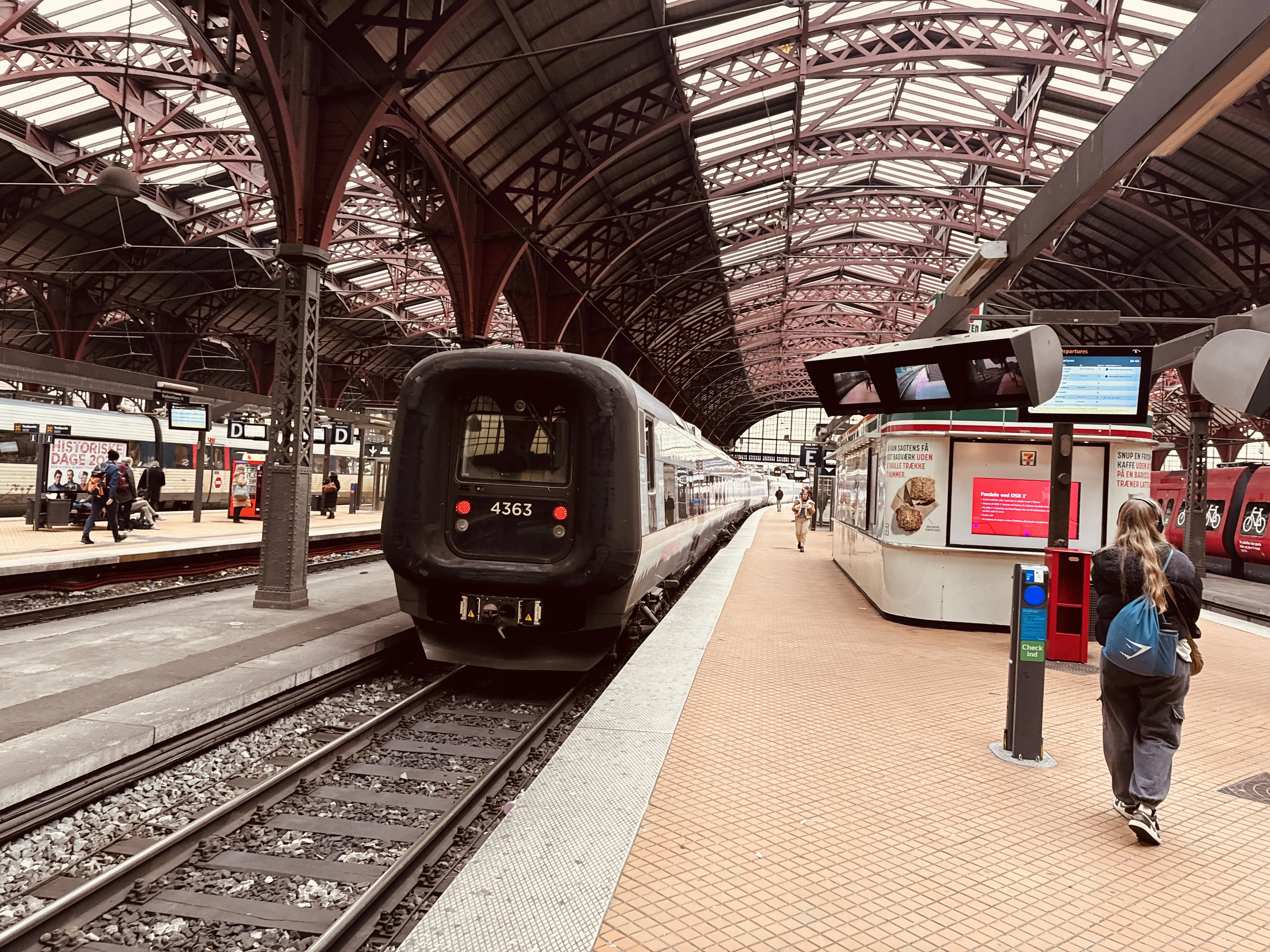 Billede af DSB ET 4363 fotograferet ud for København Hovedbanegård.