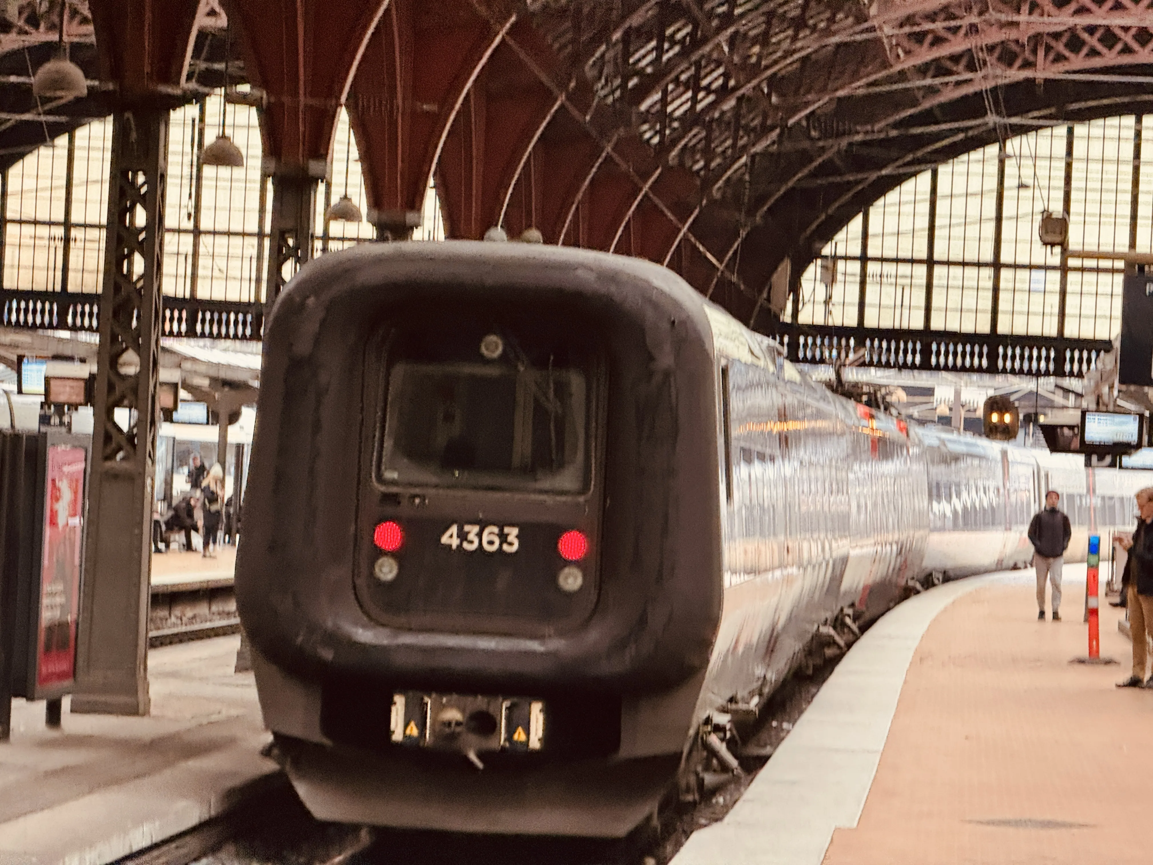 Billede af DSB ET 4363 fotograferet ud for København Hovedbanegård.