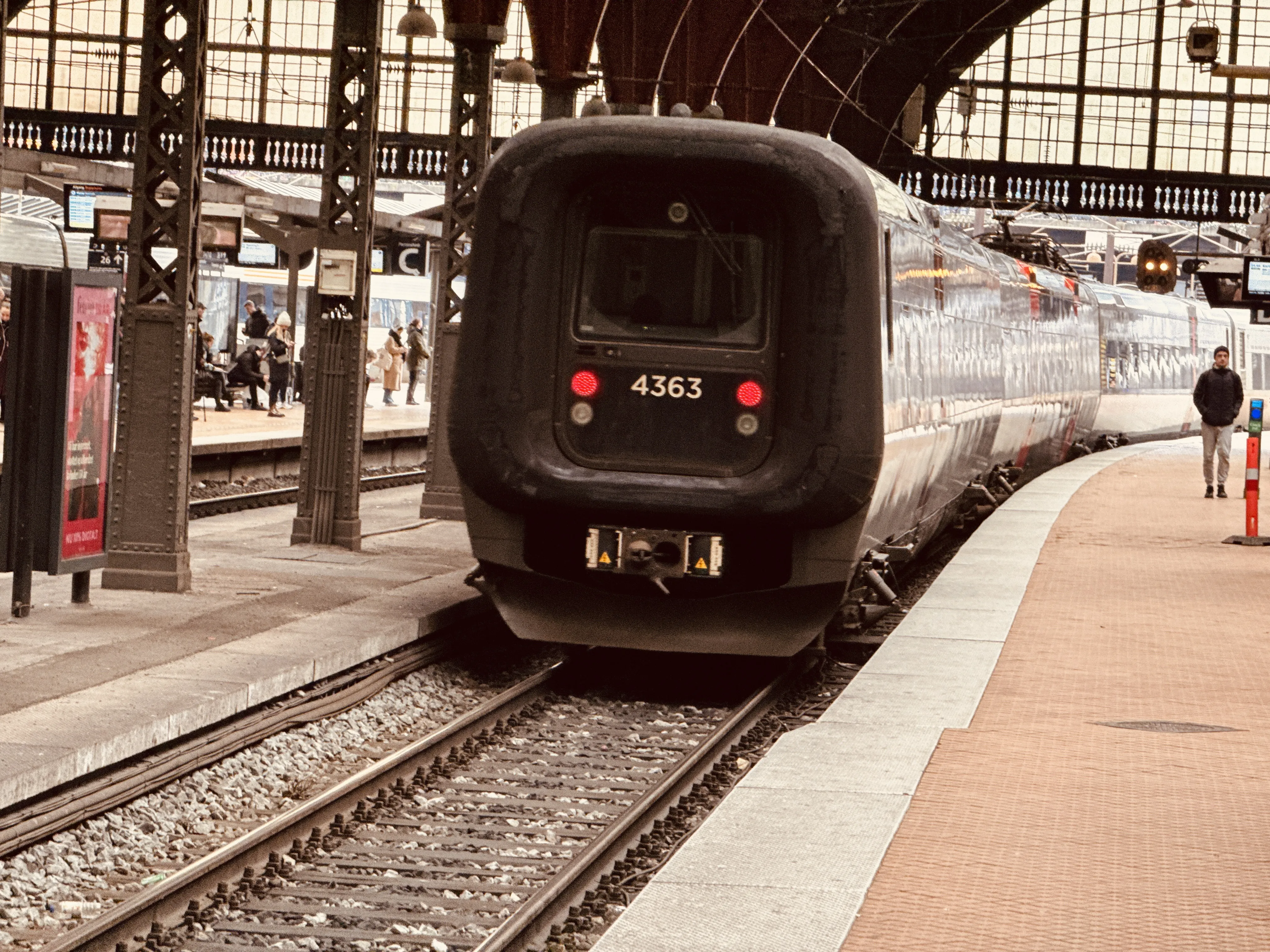 Billede af DSB ET 4363 fotograferet ud for København Hovedbanegård.