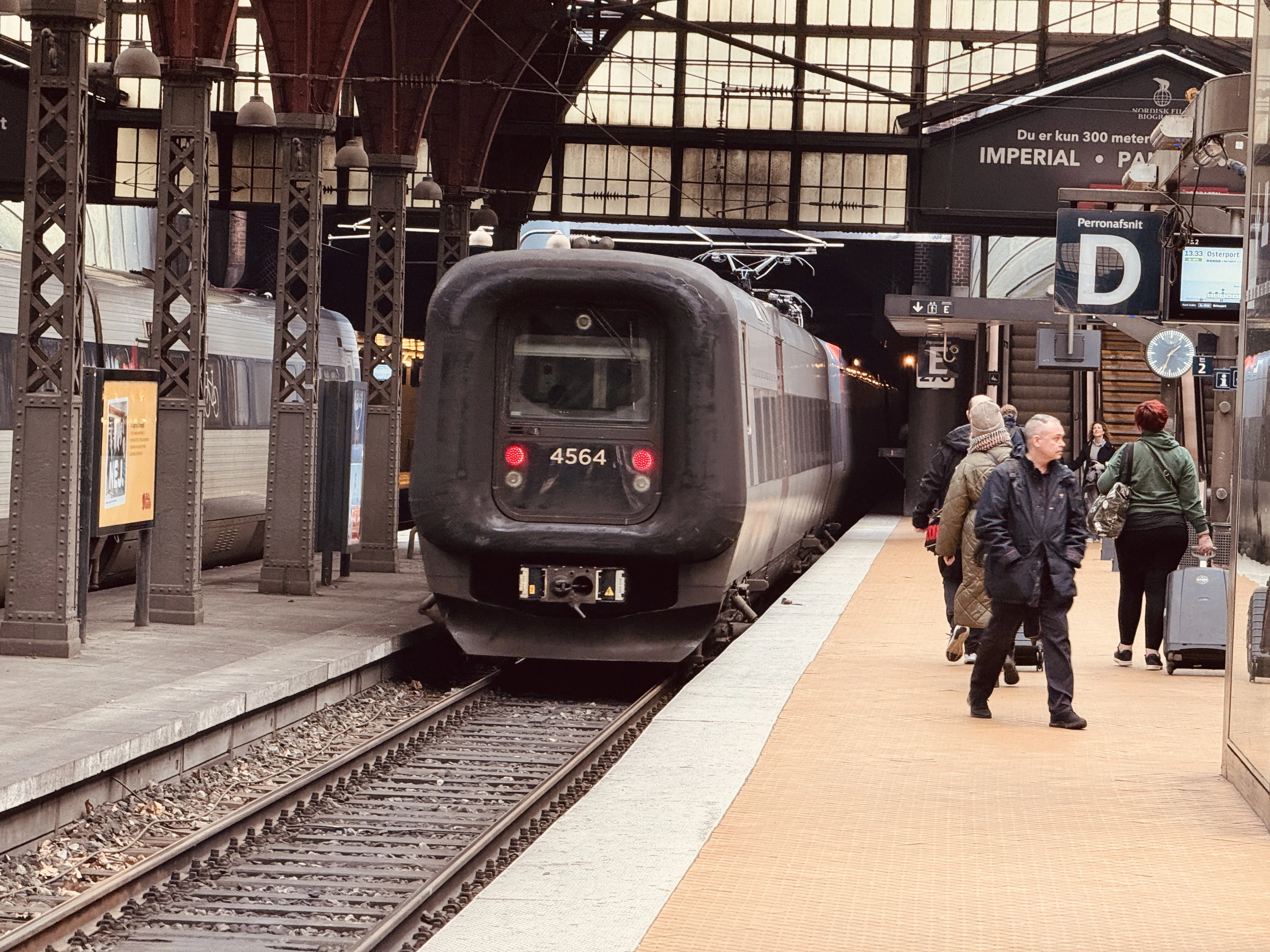 Billede af DSB ET 4364 fotograferet ud for København Hovedbanegård.