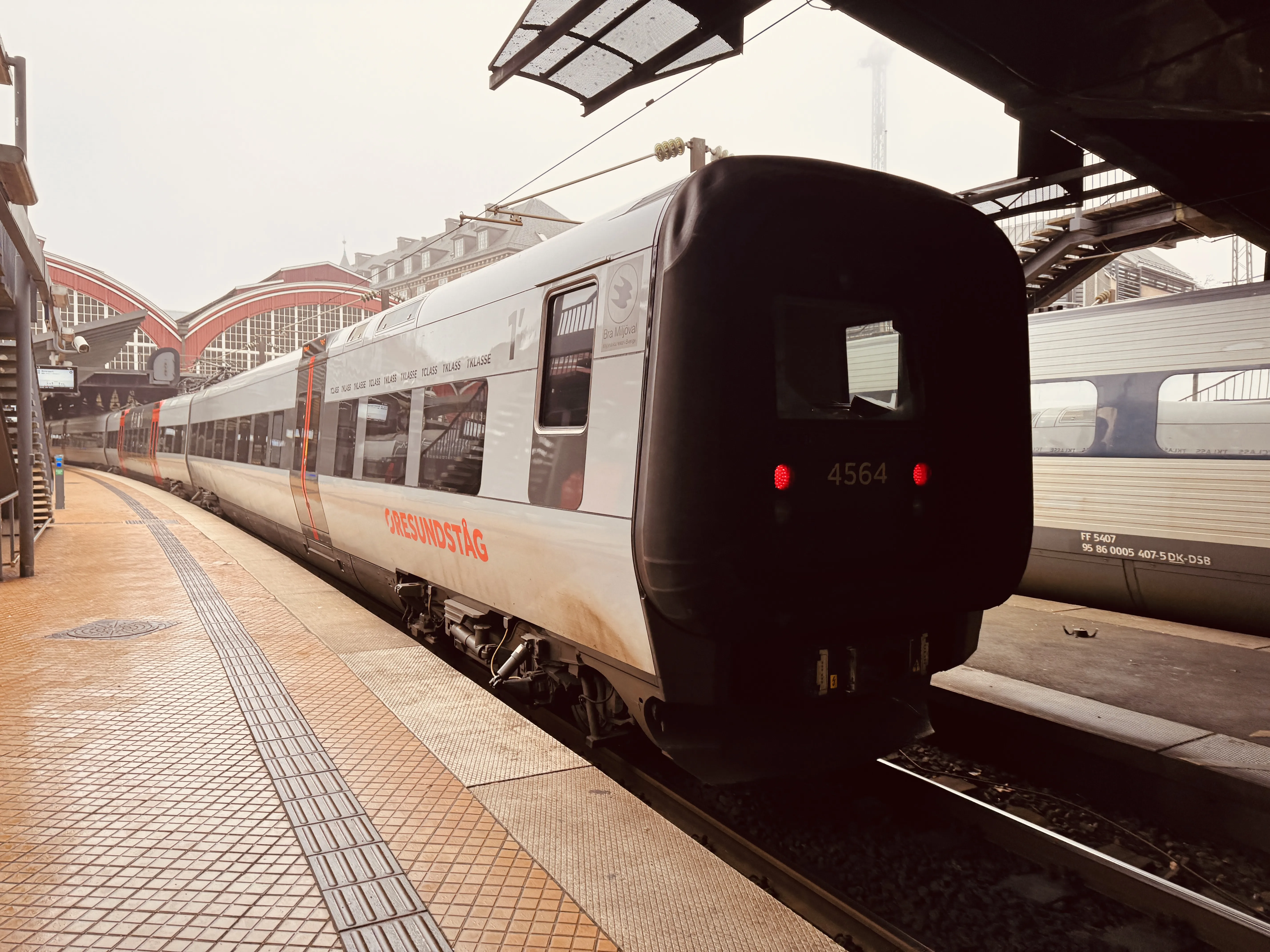 Billede af DSB ET 4364 fotograferet ud for København Hovedbanegård.