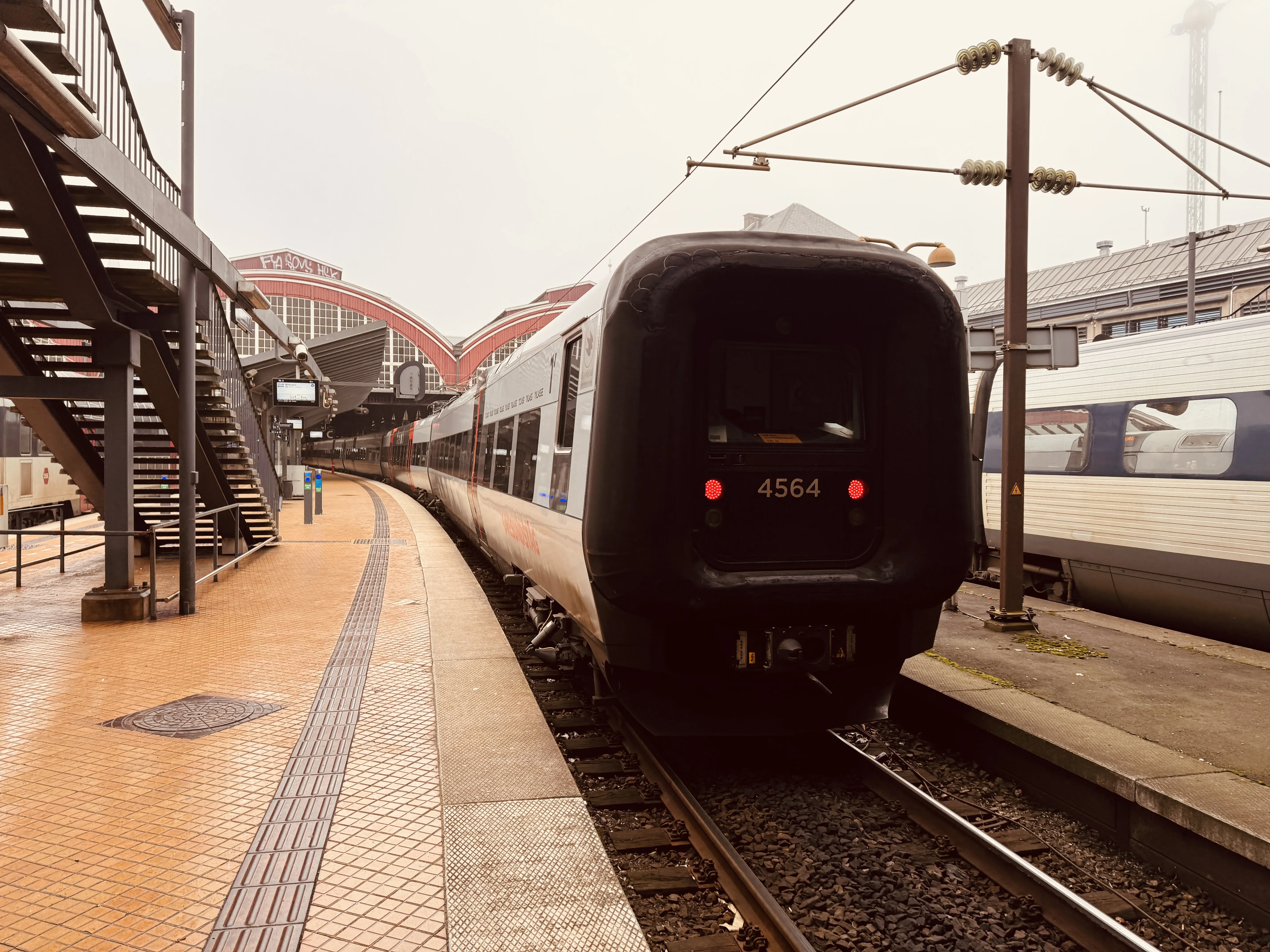 Billede af DSB ET 4364 fotograferet ud for København Hovedbanegård.