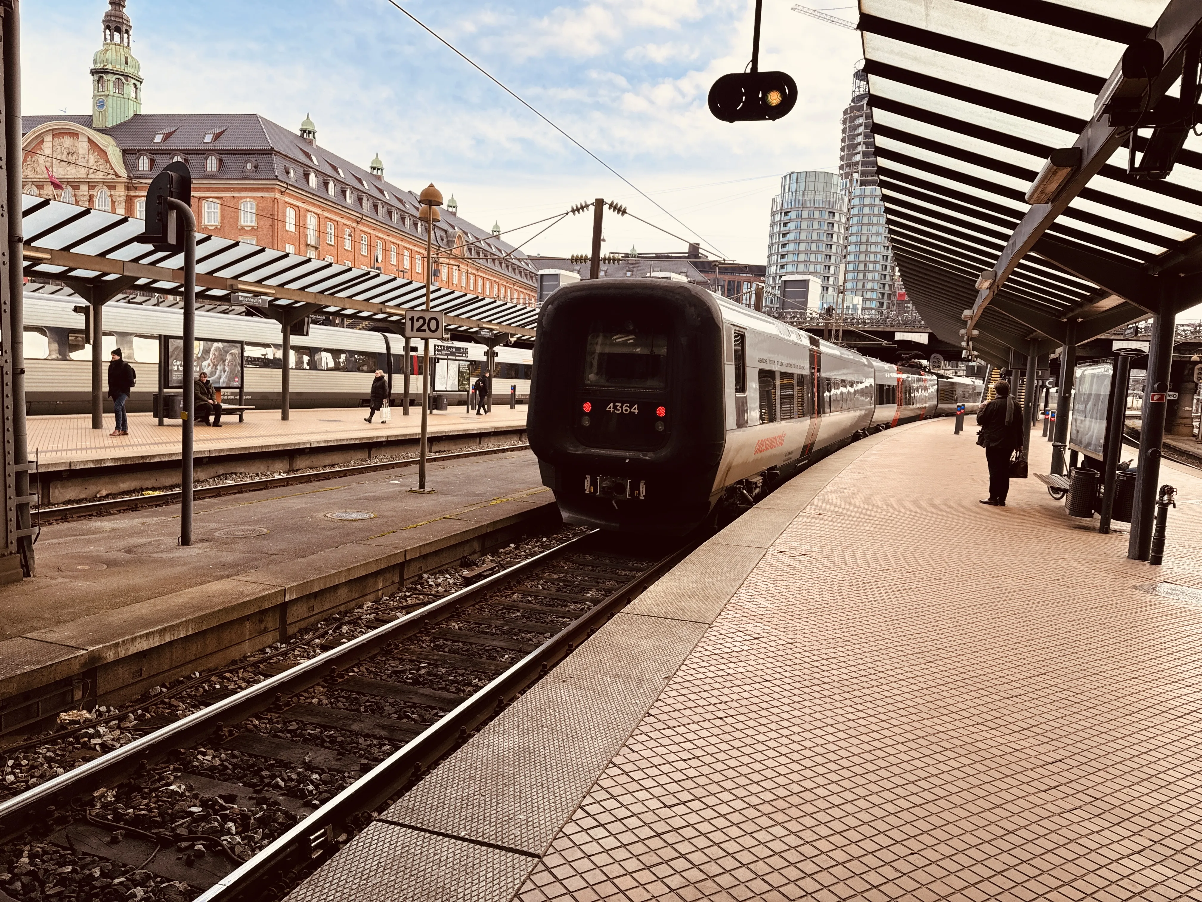 Billede af DSB ET 4364 fotograferet ud for København Hovedbanegård.