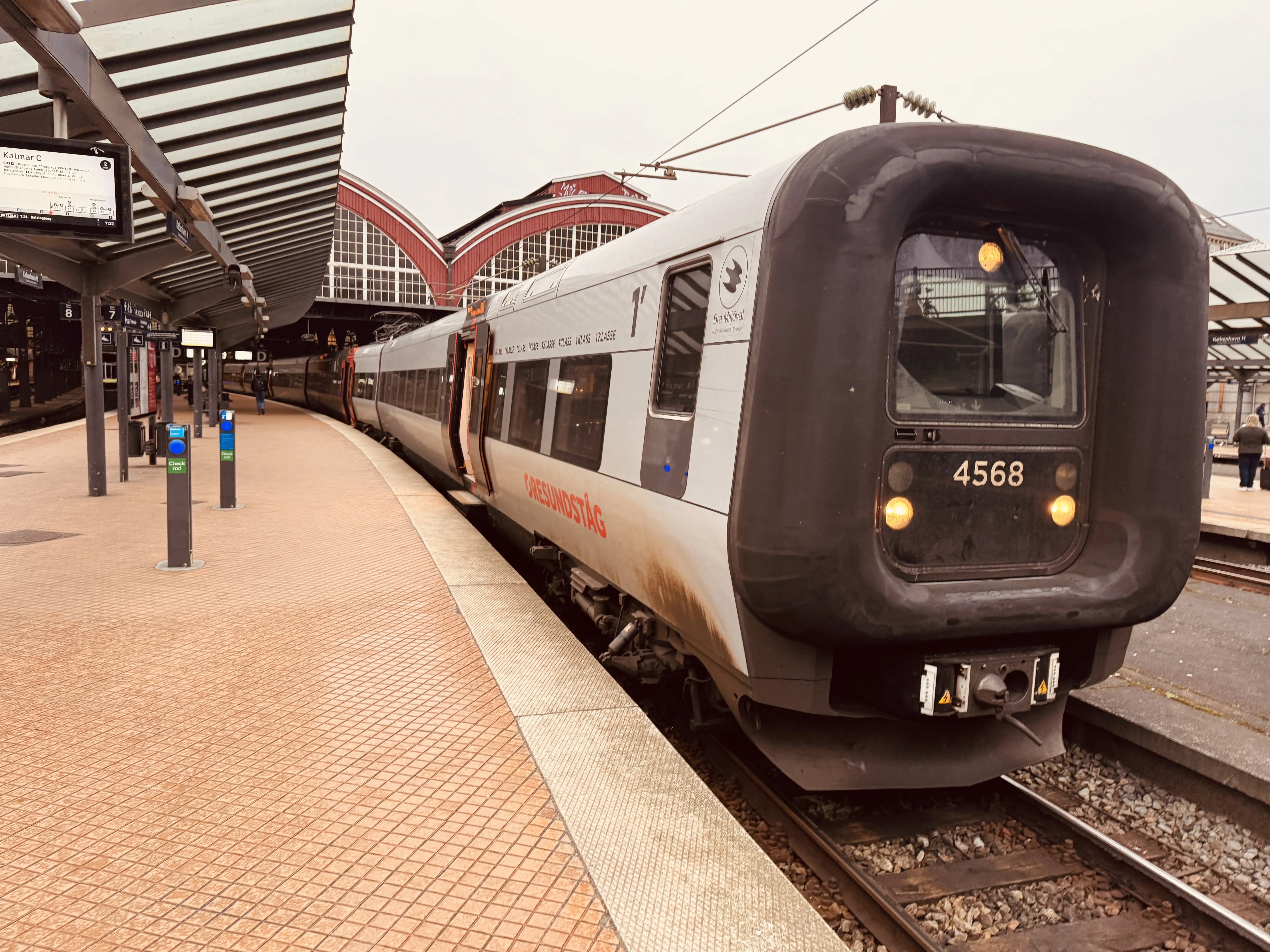 Billede af DSB ET 4368 fotograferet ud for København Hovedbanegård.