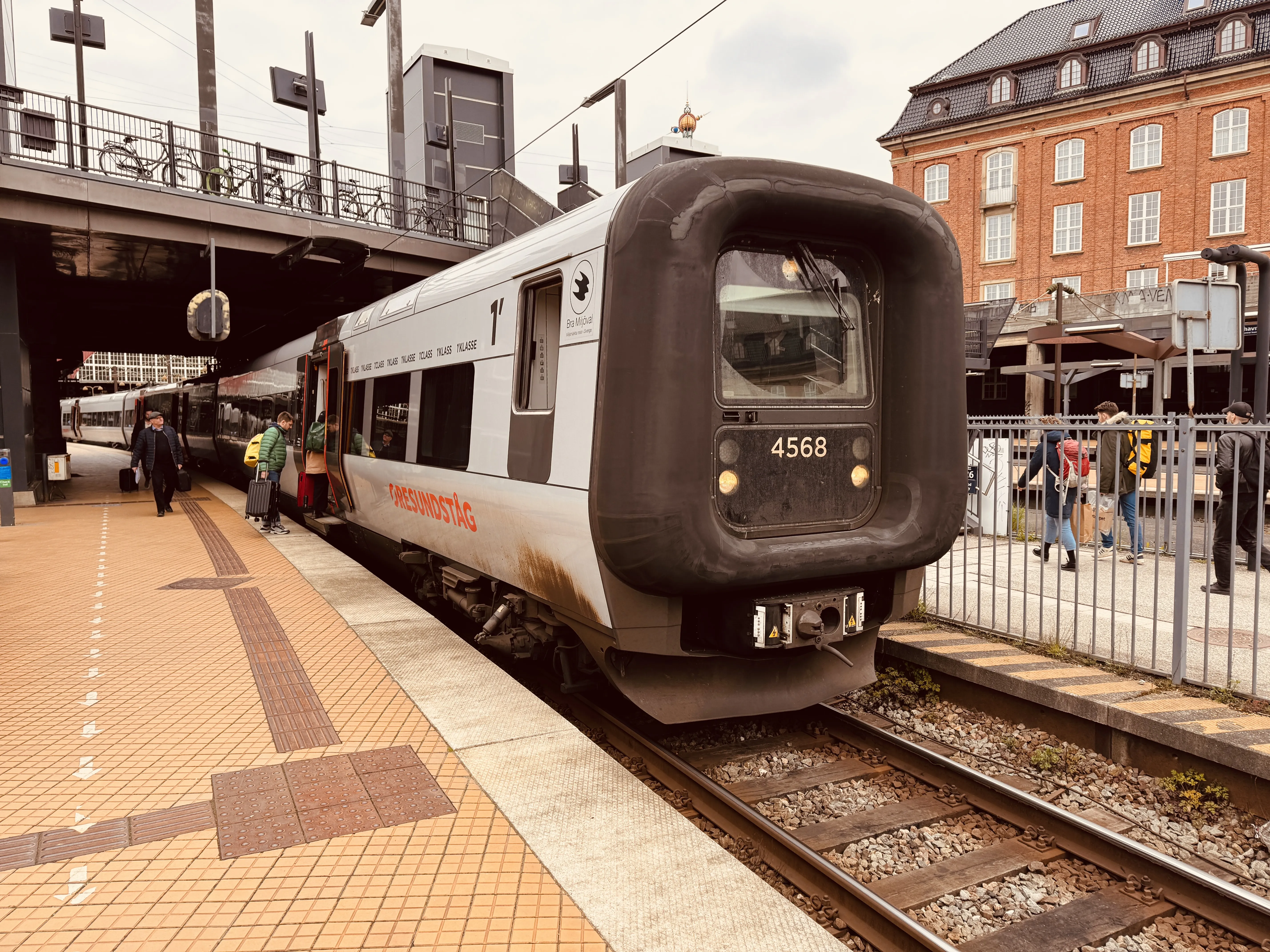 Billede af DSB ET 4368 fotograferet ud for København Hovedbanegård.