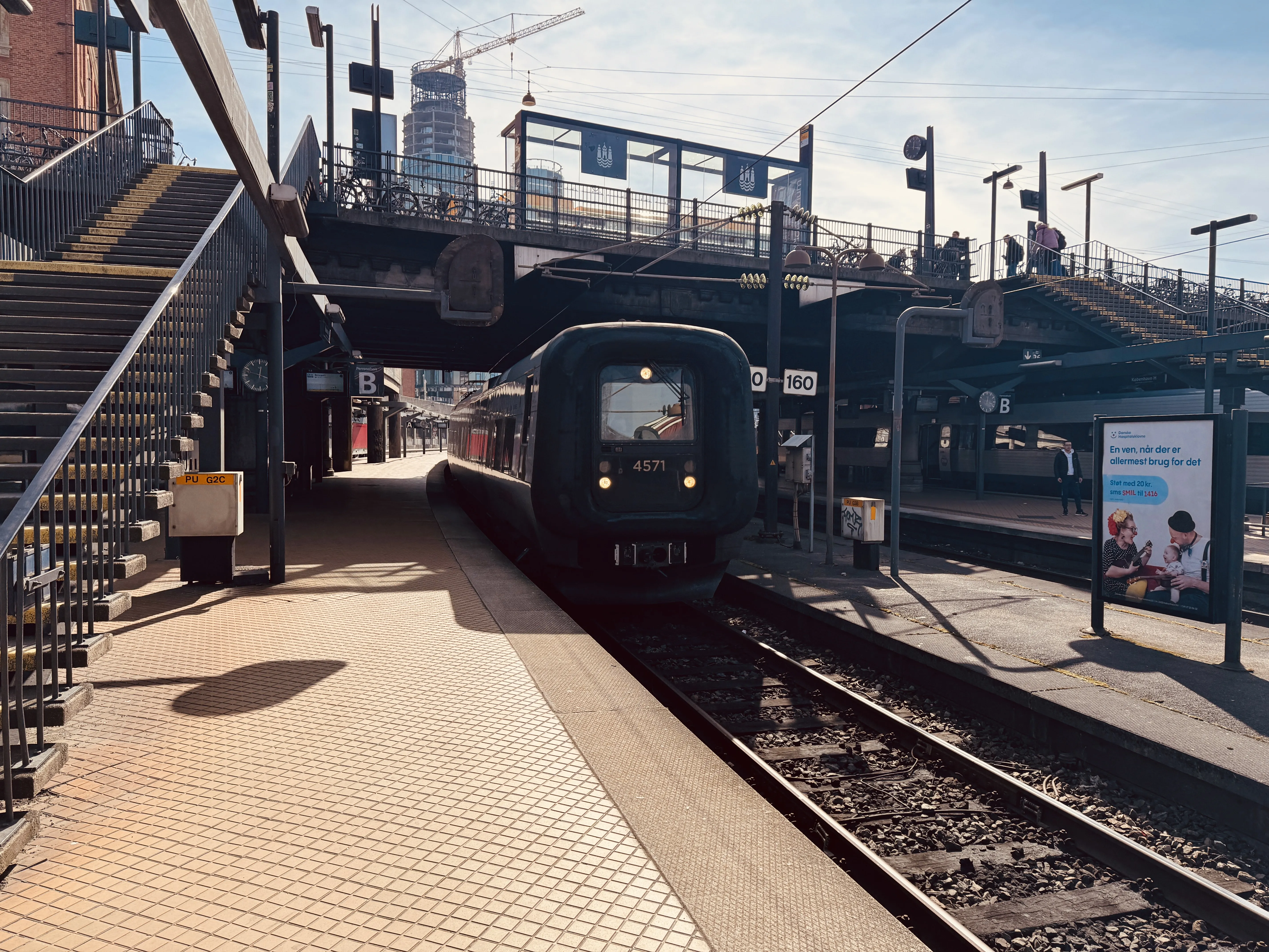 Billede af DSB ET 4371 fotograferet ud for København Hovedbanegård.