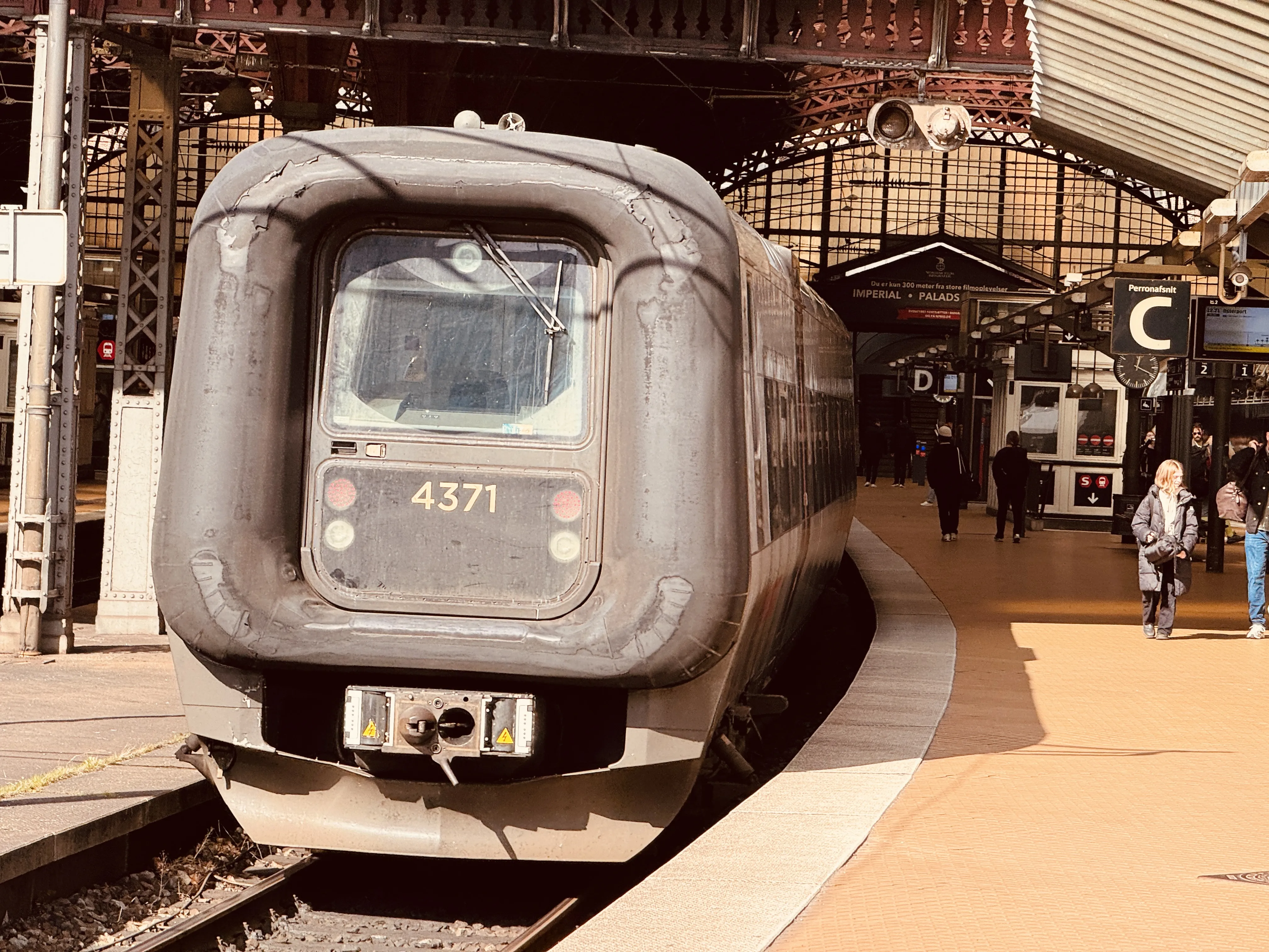 Billede af DSB ET 4371 fotograferet ud for København Hovedbanegård.