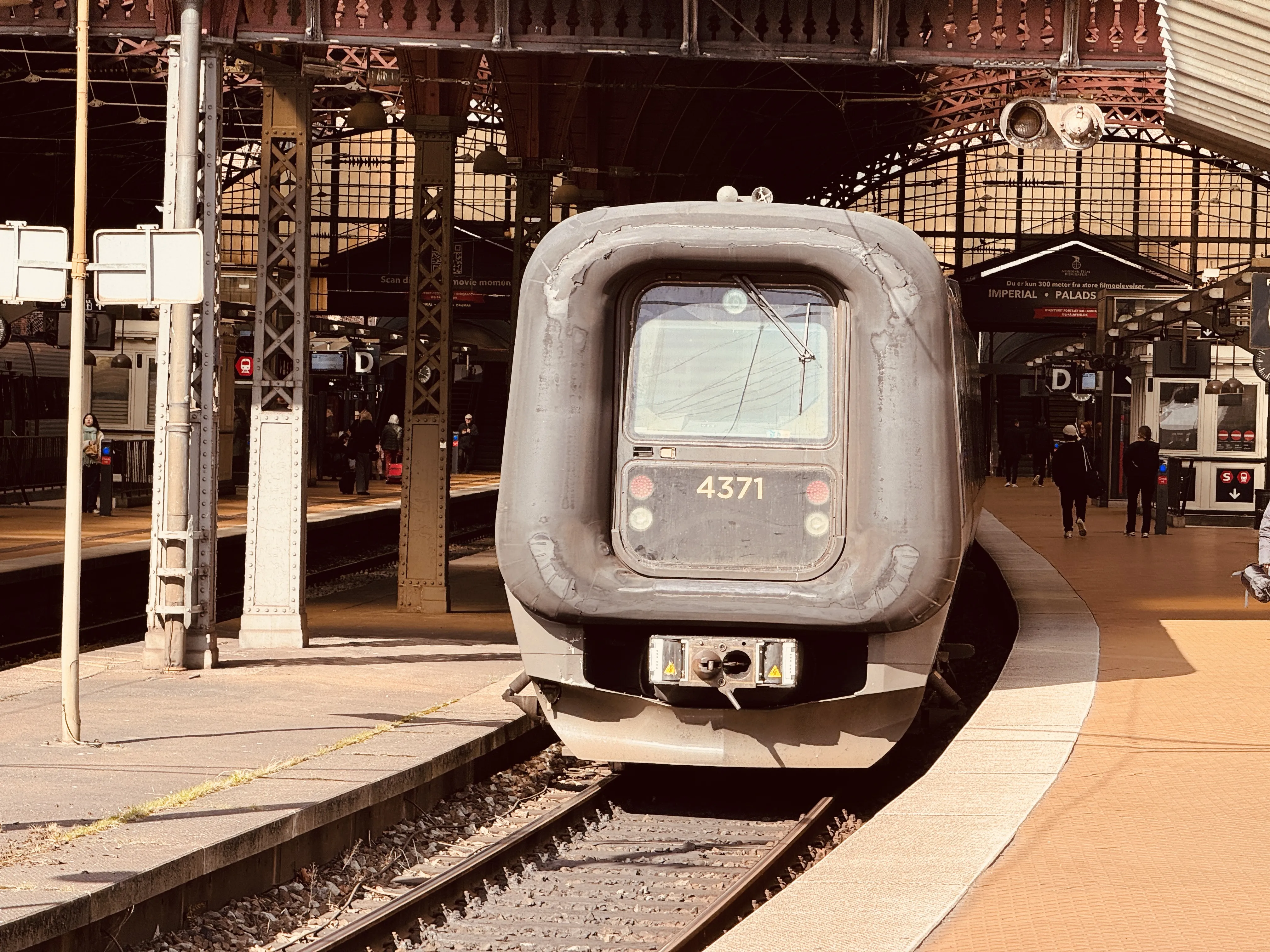 Billede af DSB ET 4371 fotograferet ud for København Hovedbanegård.