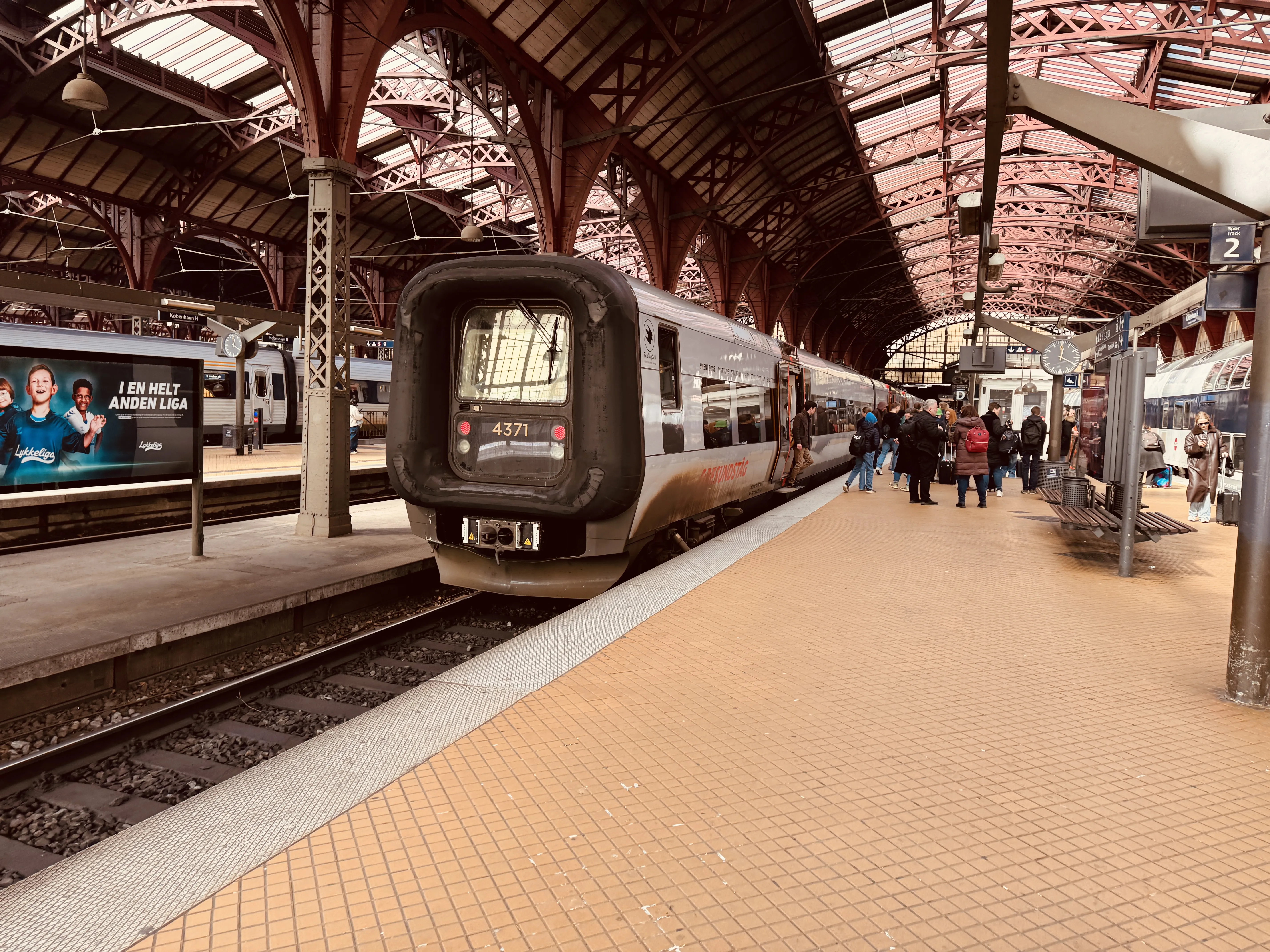 Billede af DSB ET 4371 fotograferet ud for København Hovedbanegård.