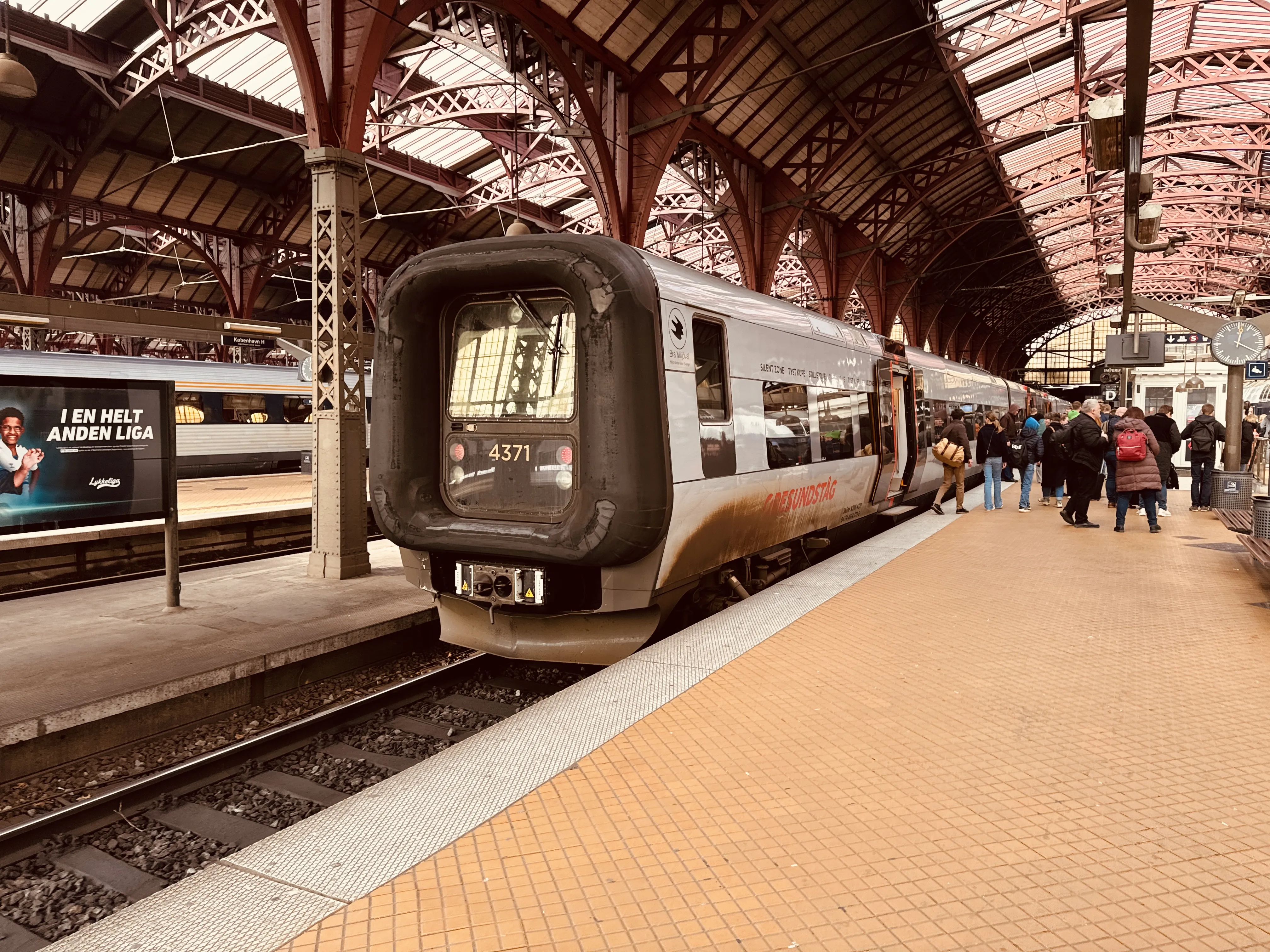 Billede af DSB ET 4371 fotograferet ud for København Hovedbanegård.