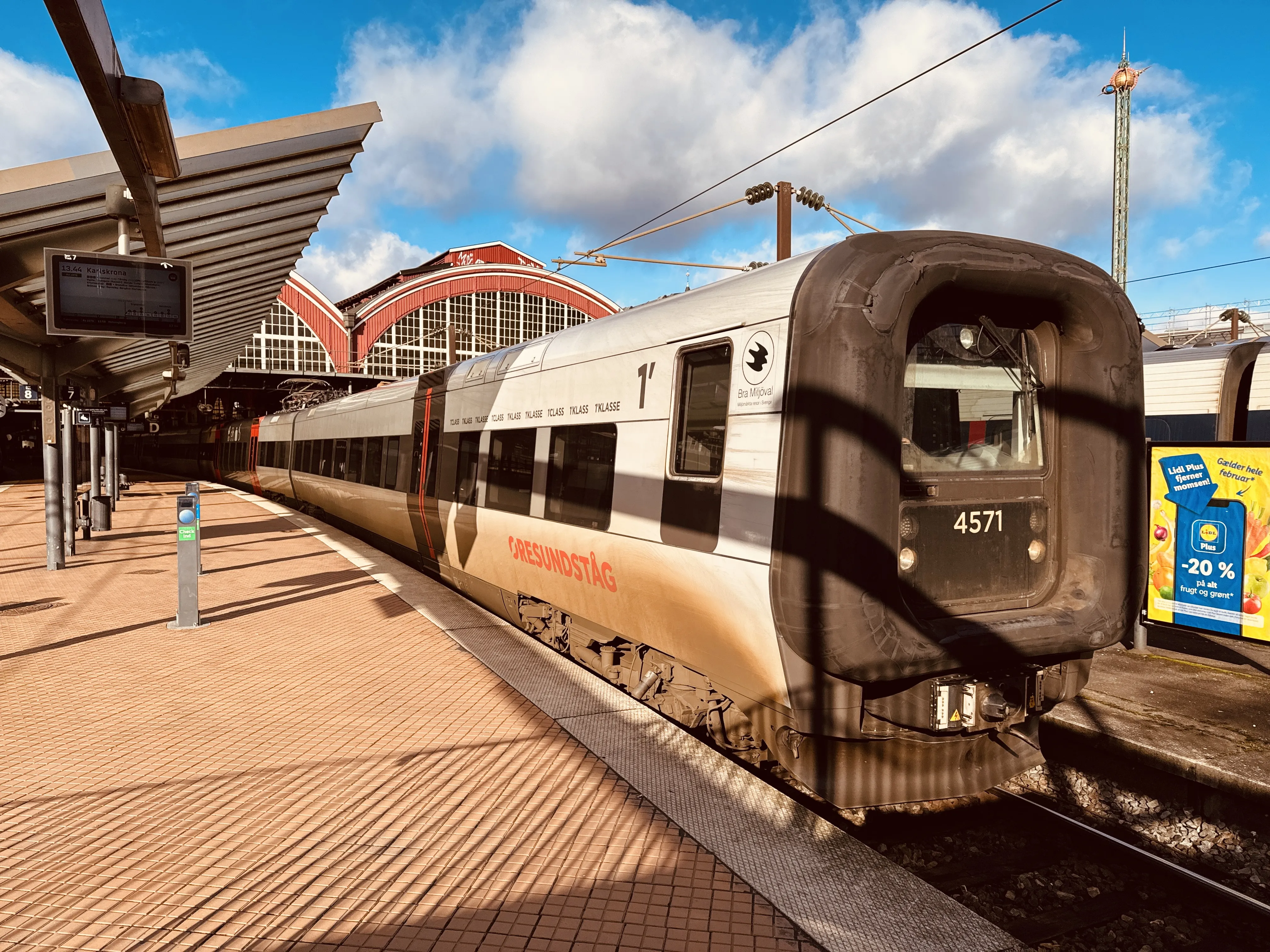 Billede af DSB ET 4371 fotograferet ud for København Hovedbanegård.