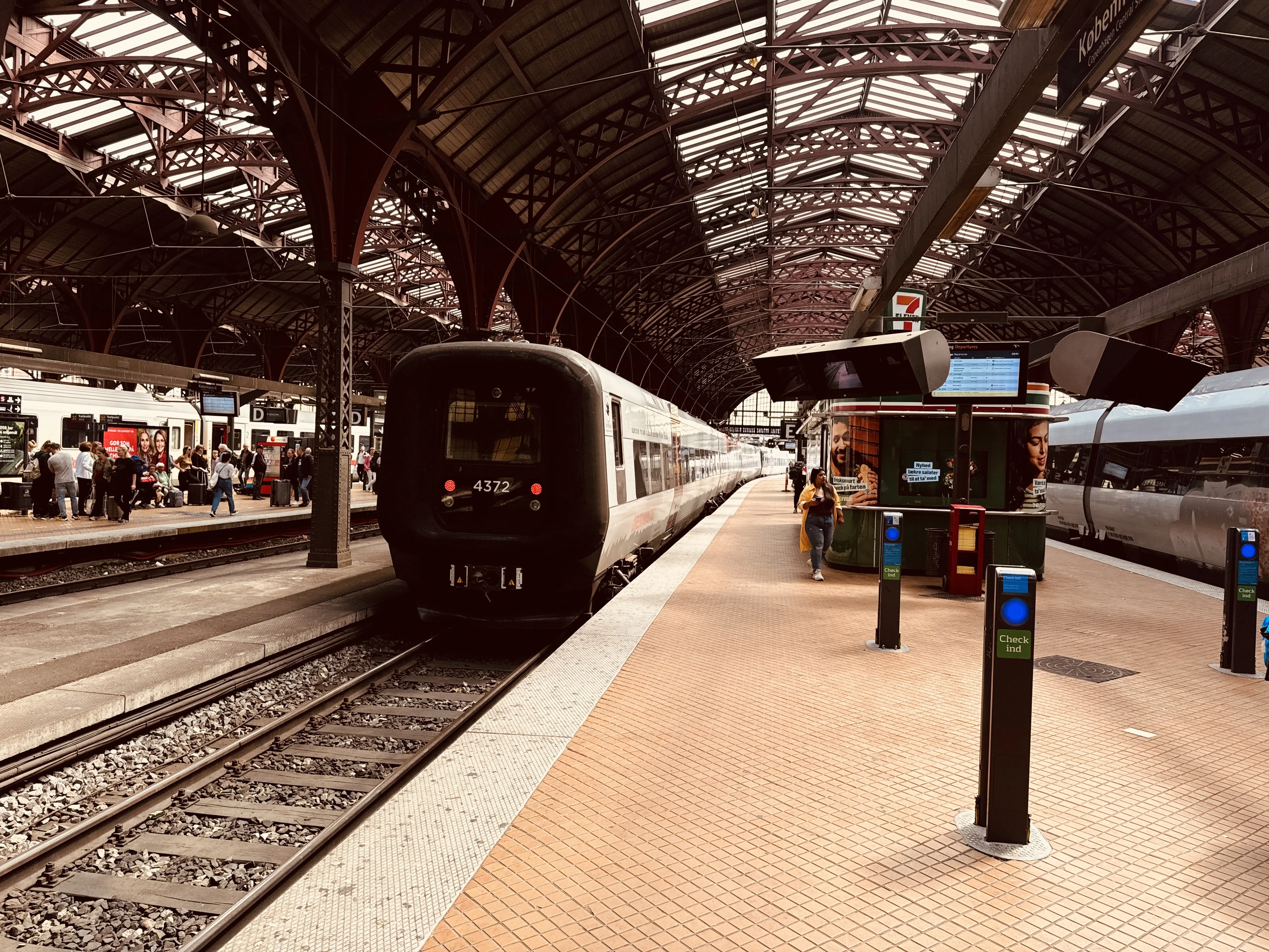 Billede af DSB ET 4372 fotograferet ud for København Hovedbanegård.