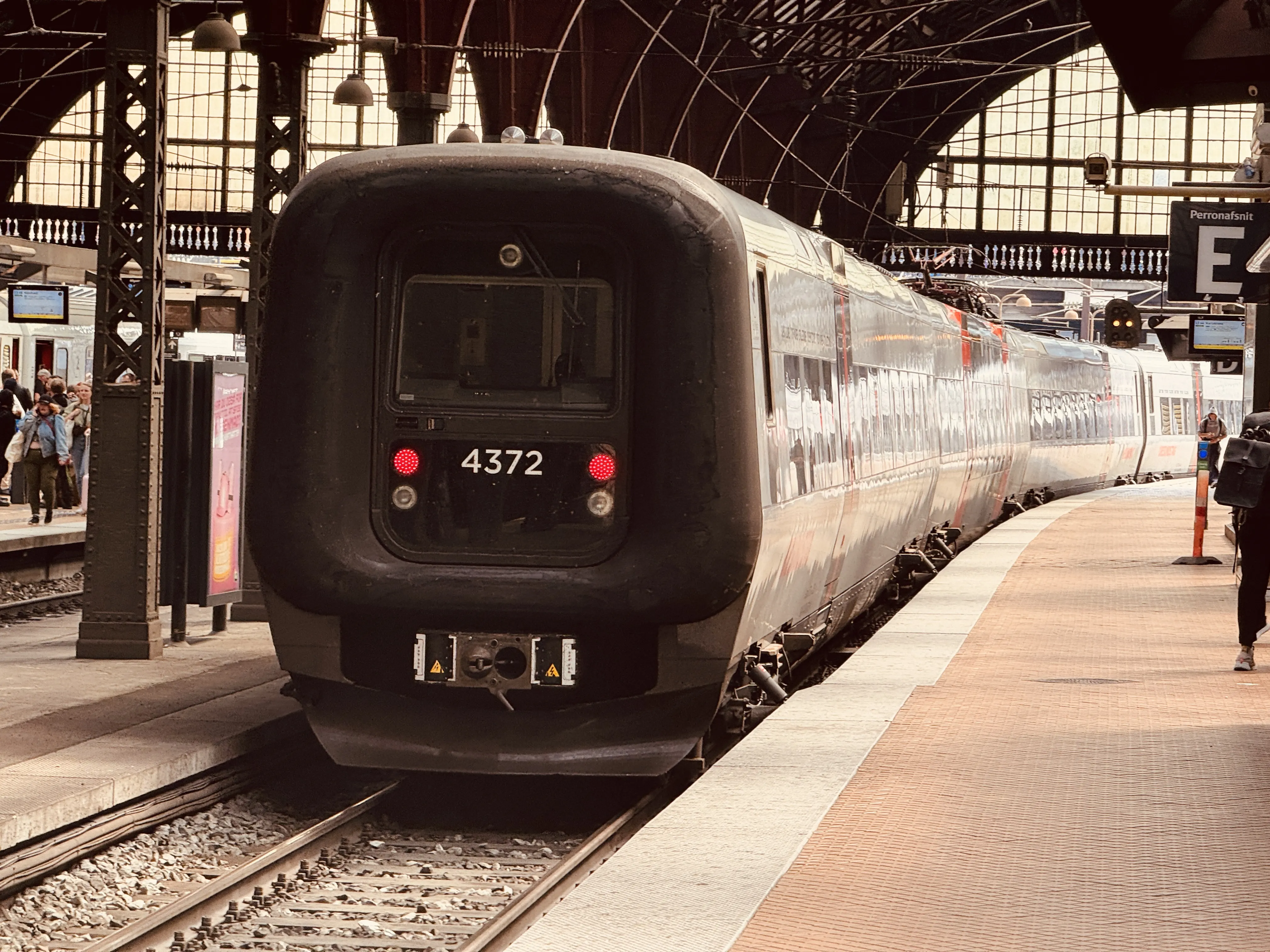 Billede af DSB ET 4372 fotograferet ud for København Hovedbanegård.