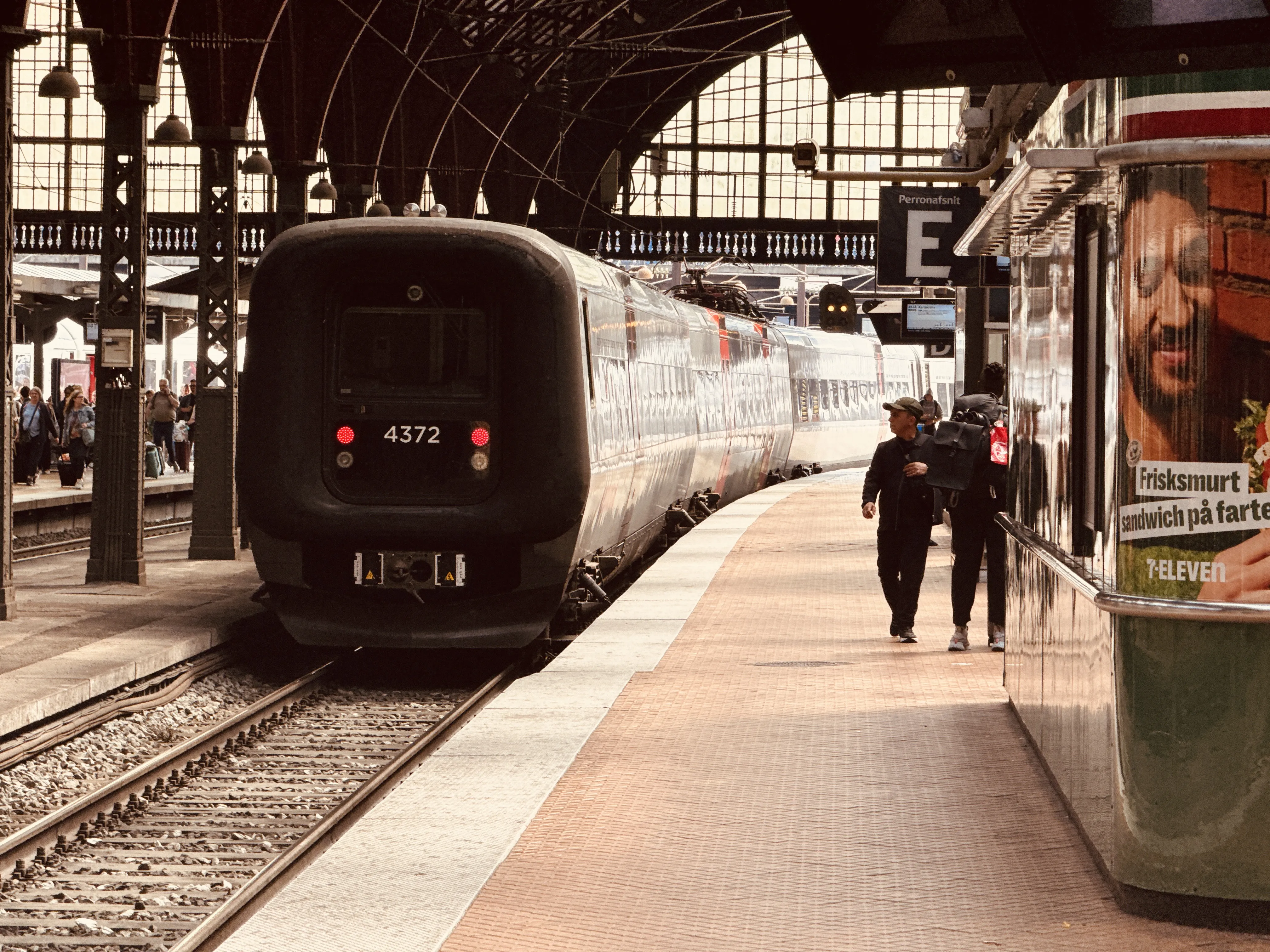 Billede af DSB ET 4372 fotograferet ud for København Hovedbanegård.