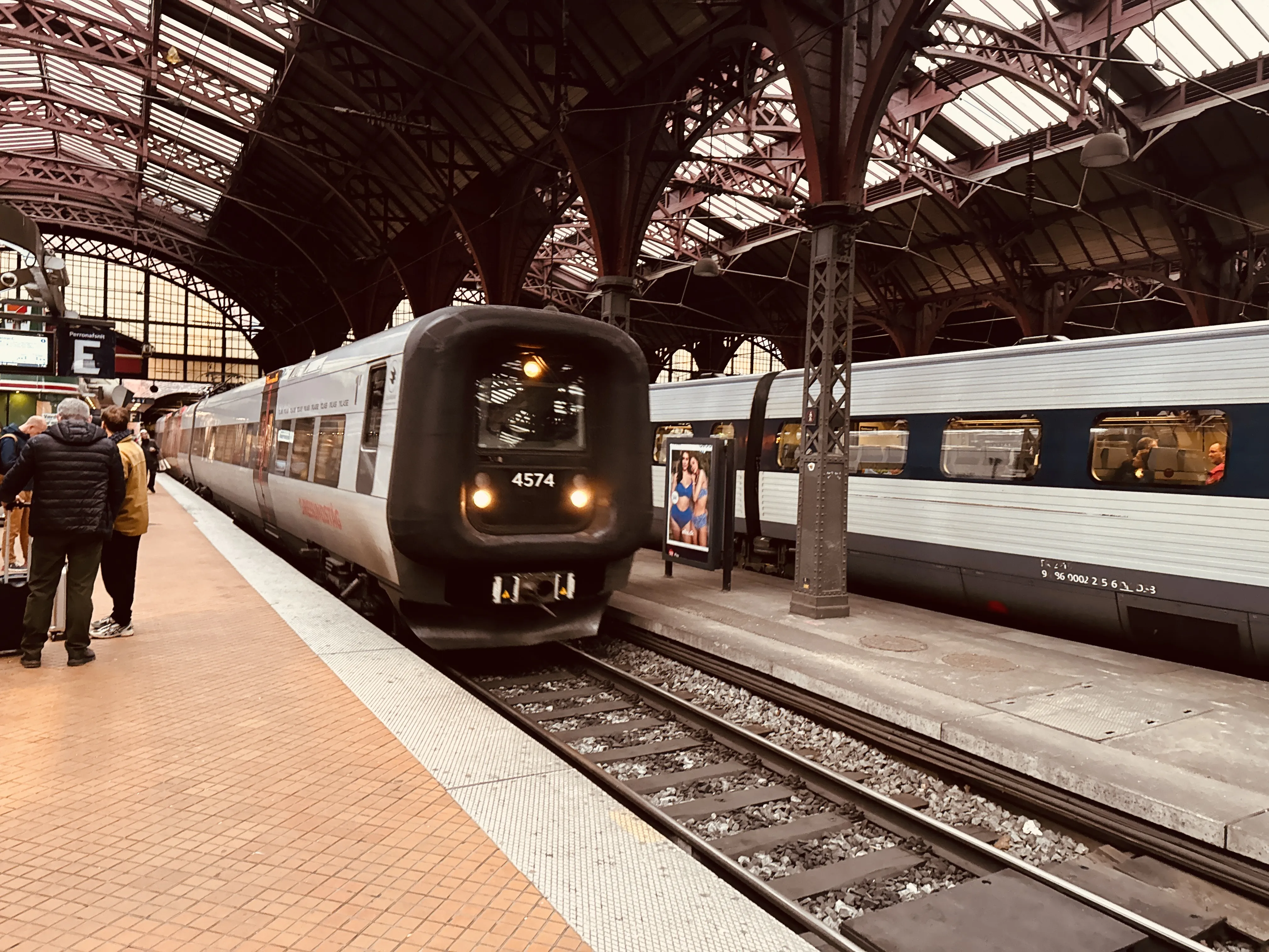 Billede af DSB ET 4374 fotograferet ud for København Hovedbanegård.