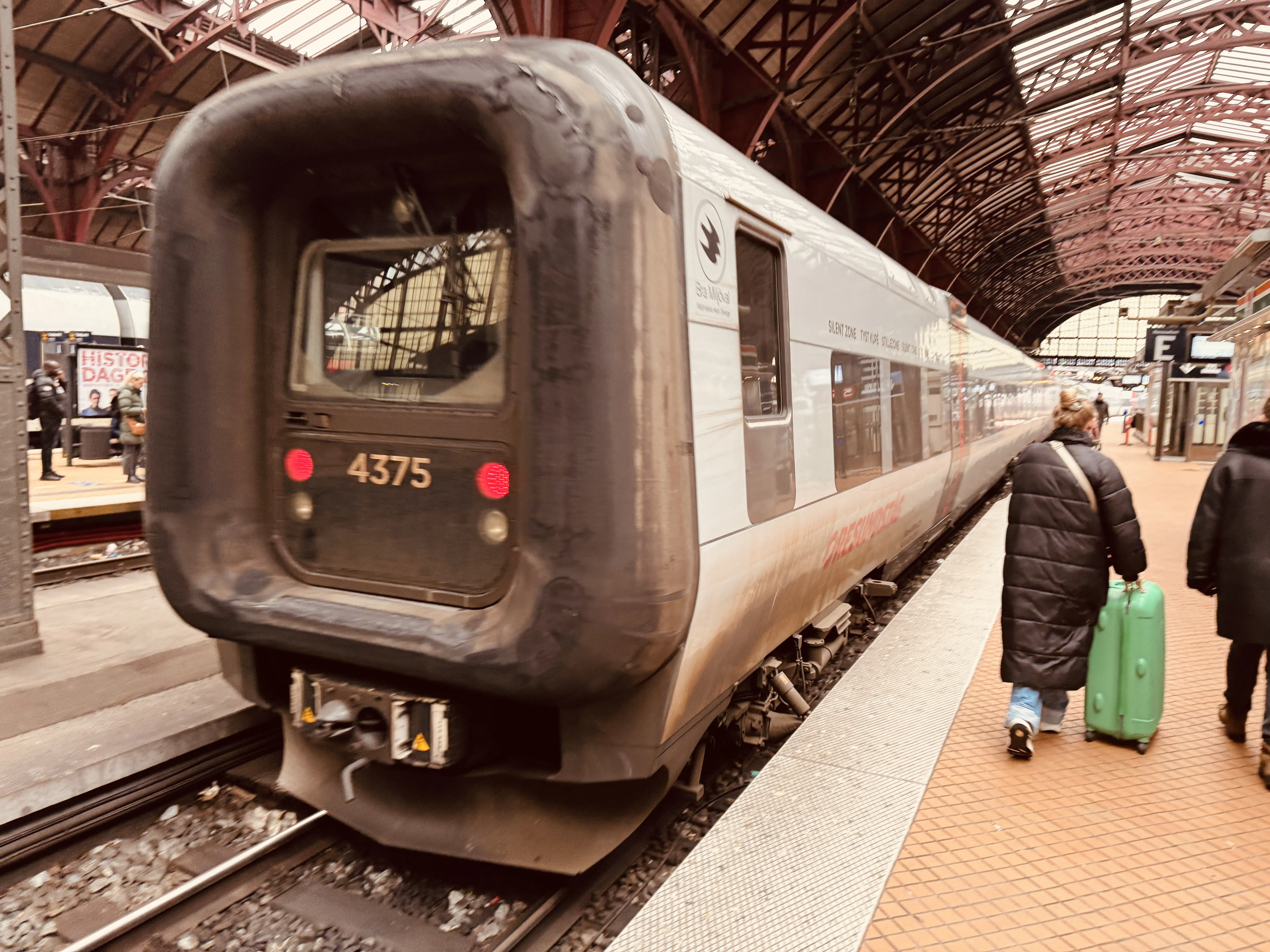 Billede af DSB ET 4375 fotograferet ud for København Hovedbanegård.