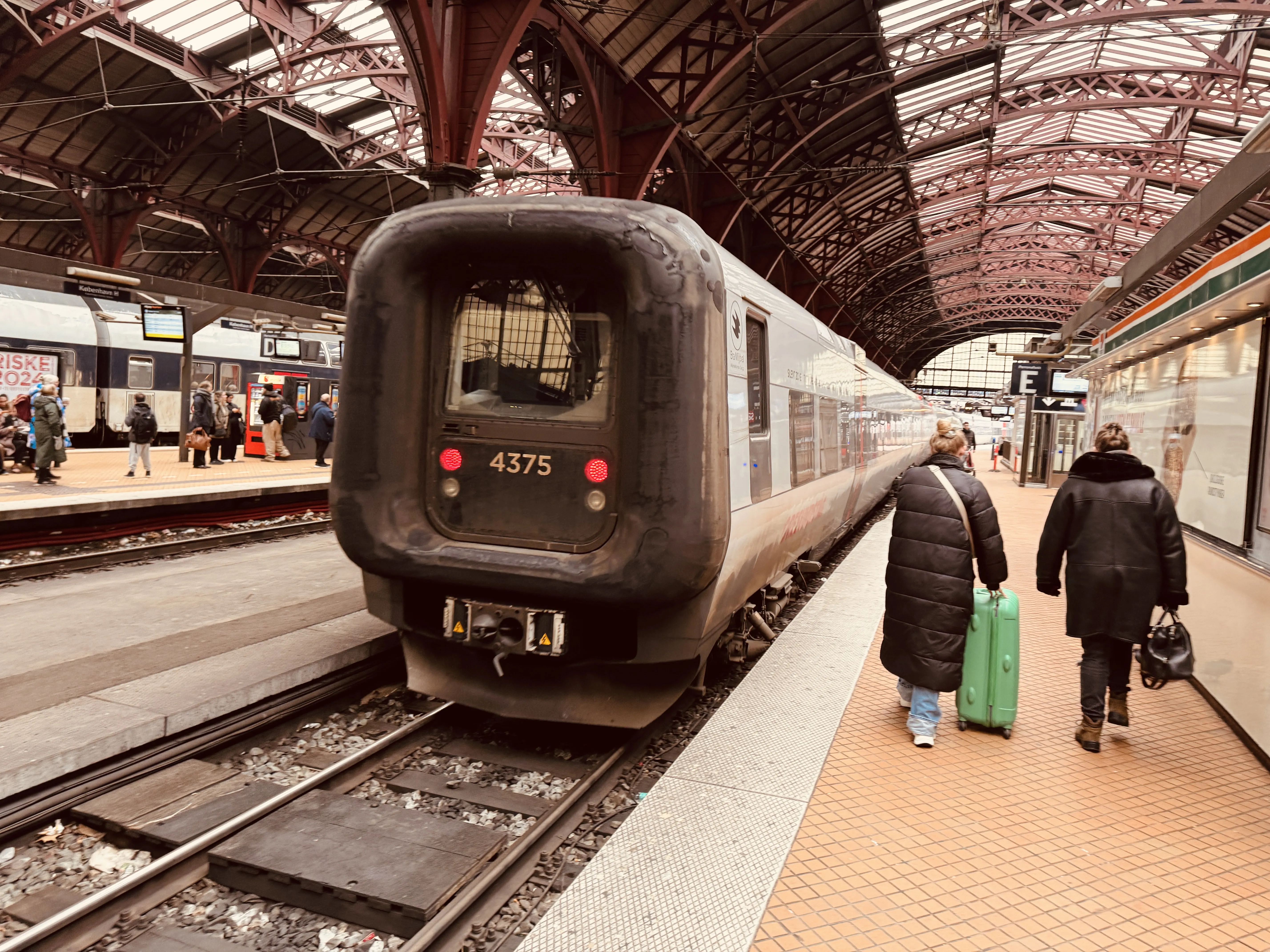 Billede af DSB ET 4375 fotograferet ud for København Hovedbanegård.