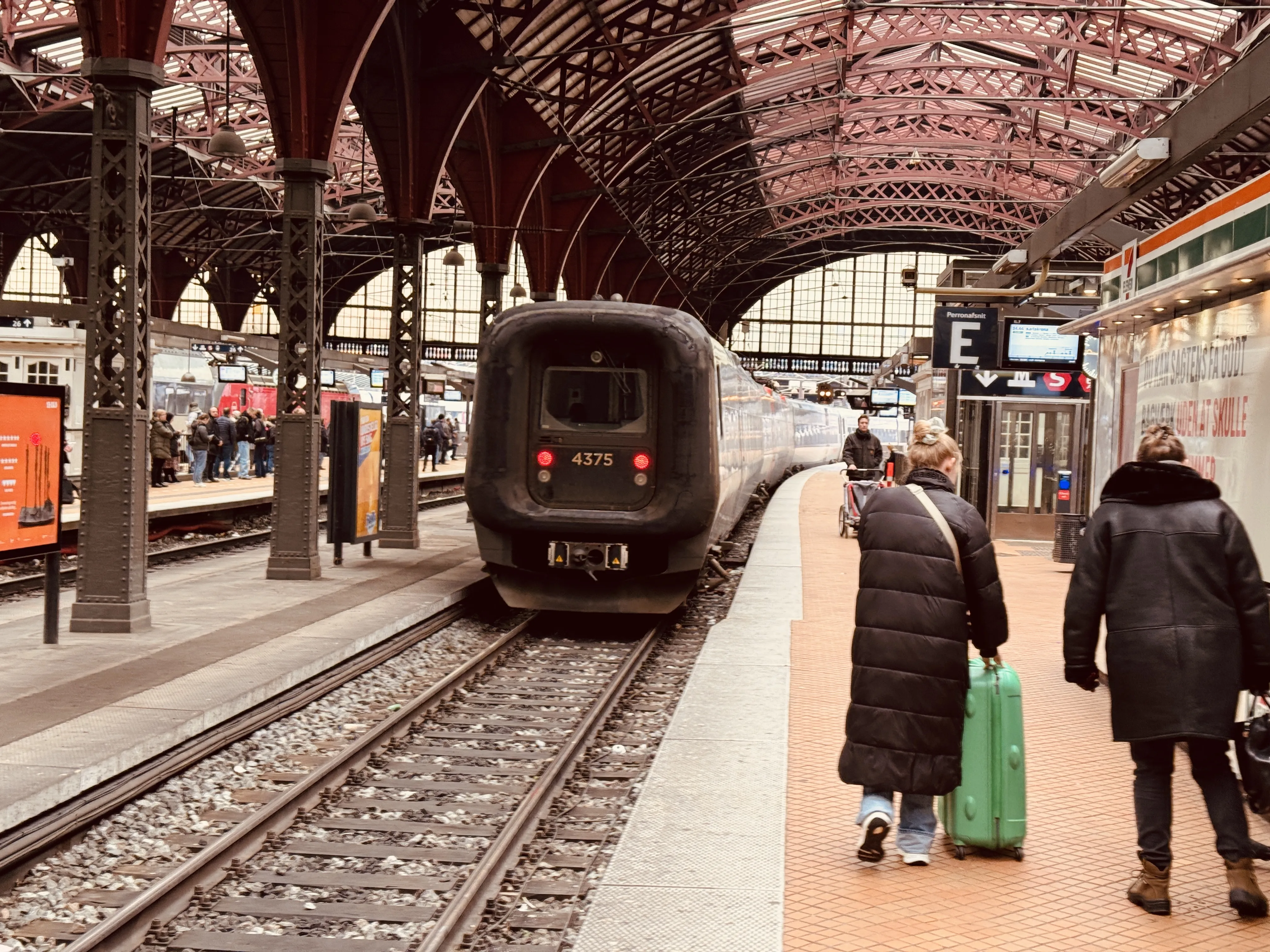 Billede af DSB ET 4375 fotograferet ud for København Hovedbanegård.