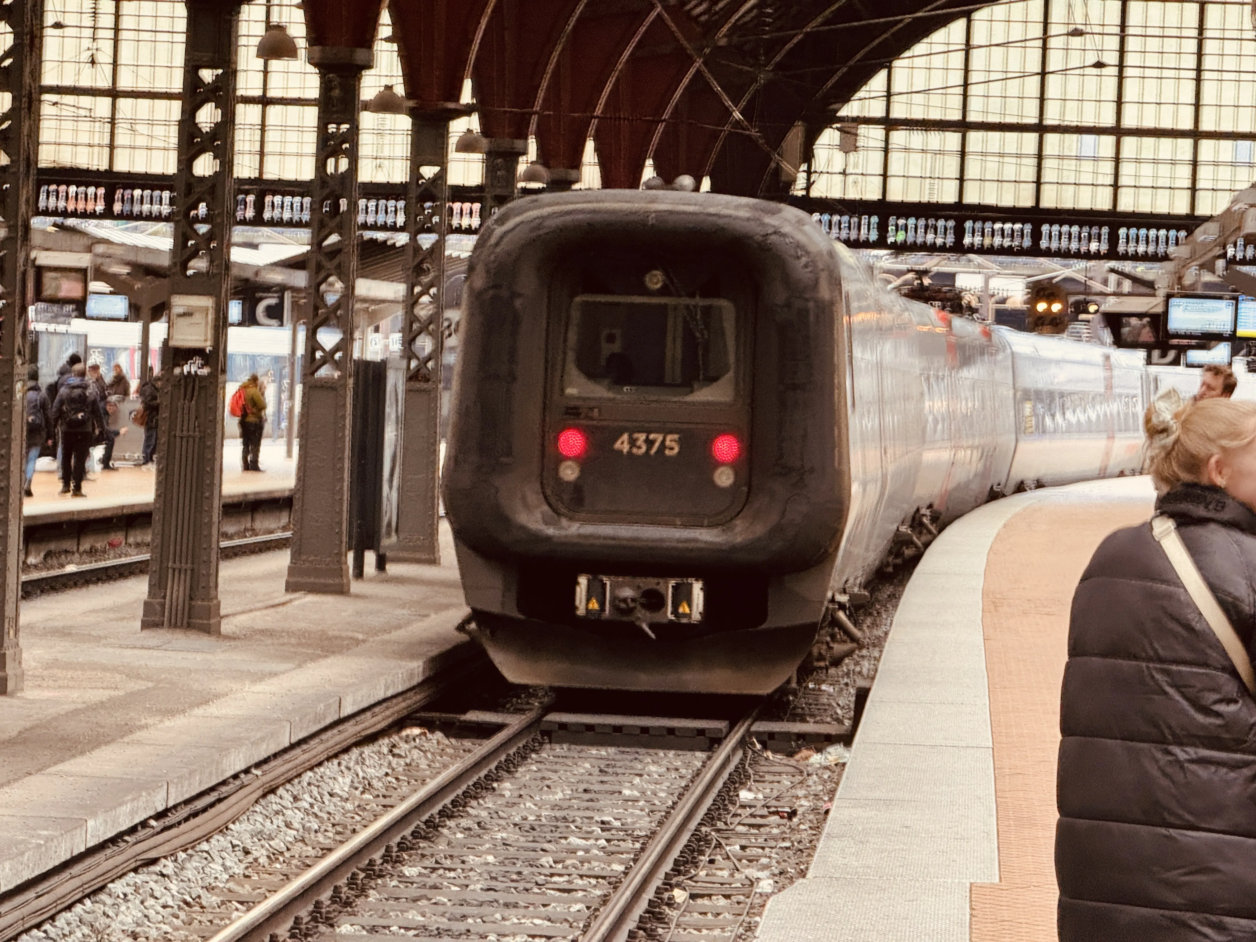 Billede af DSB ET 4375 fotograferet ud for København Hovedbanegård.