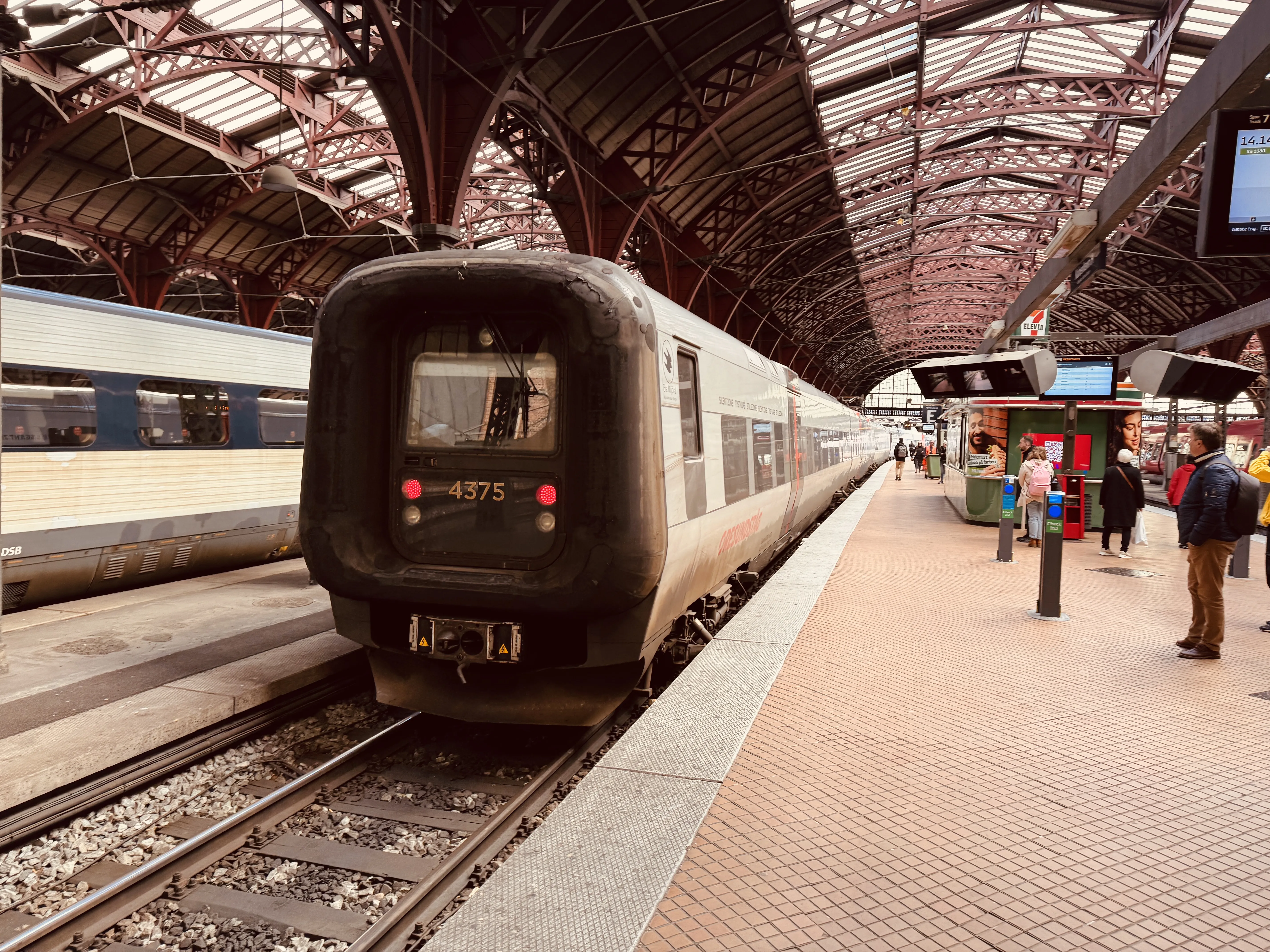 Billede af DSB ET 4375 fotograferet ud for København Hovedbanegård.