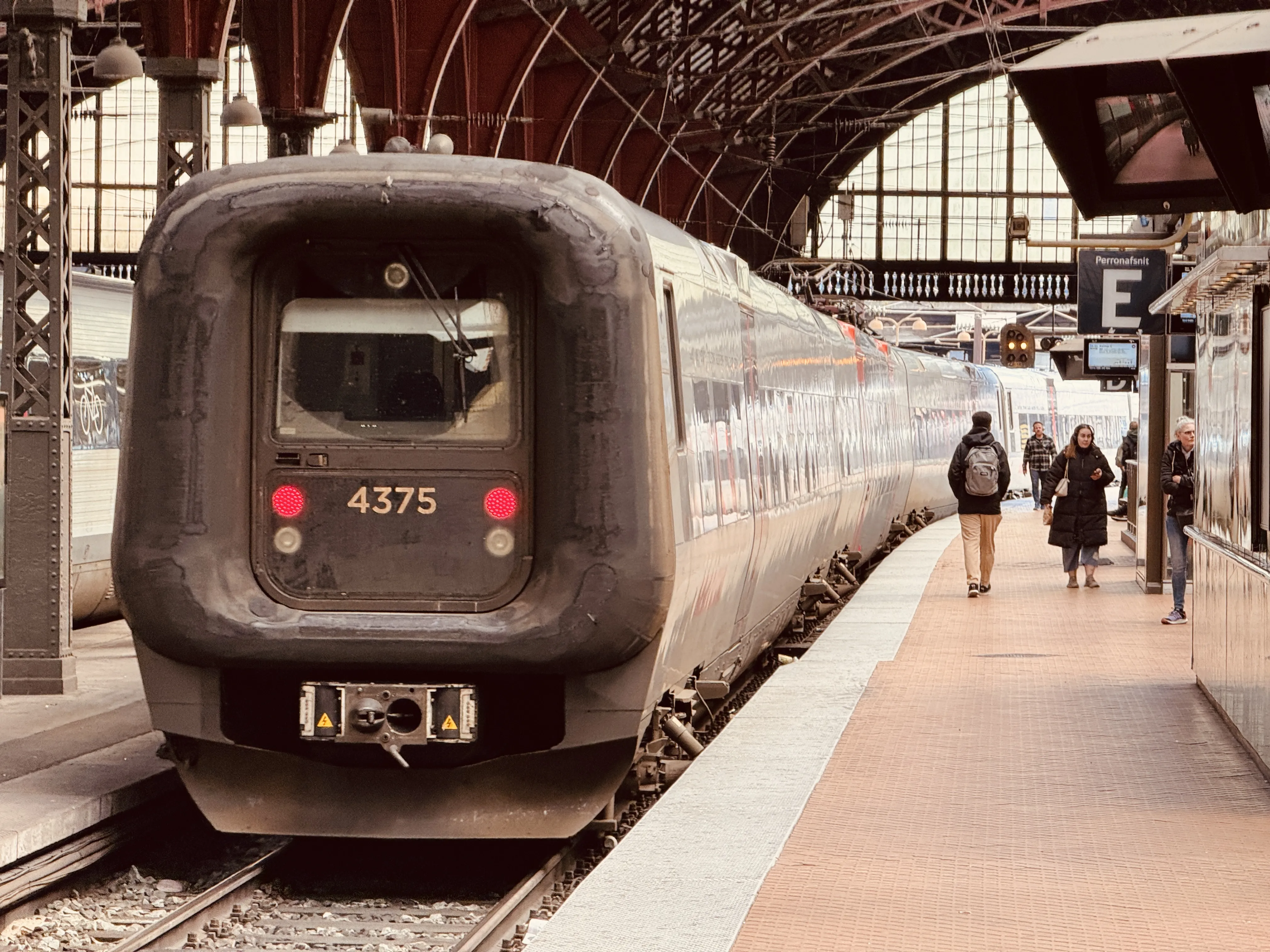 Billede af DSB ET 4375 fotograferet ud for København Hovedbanegård.