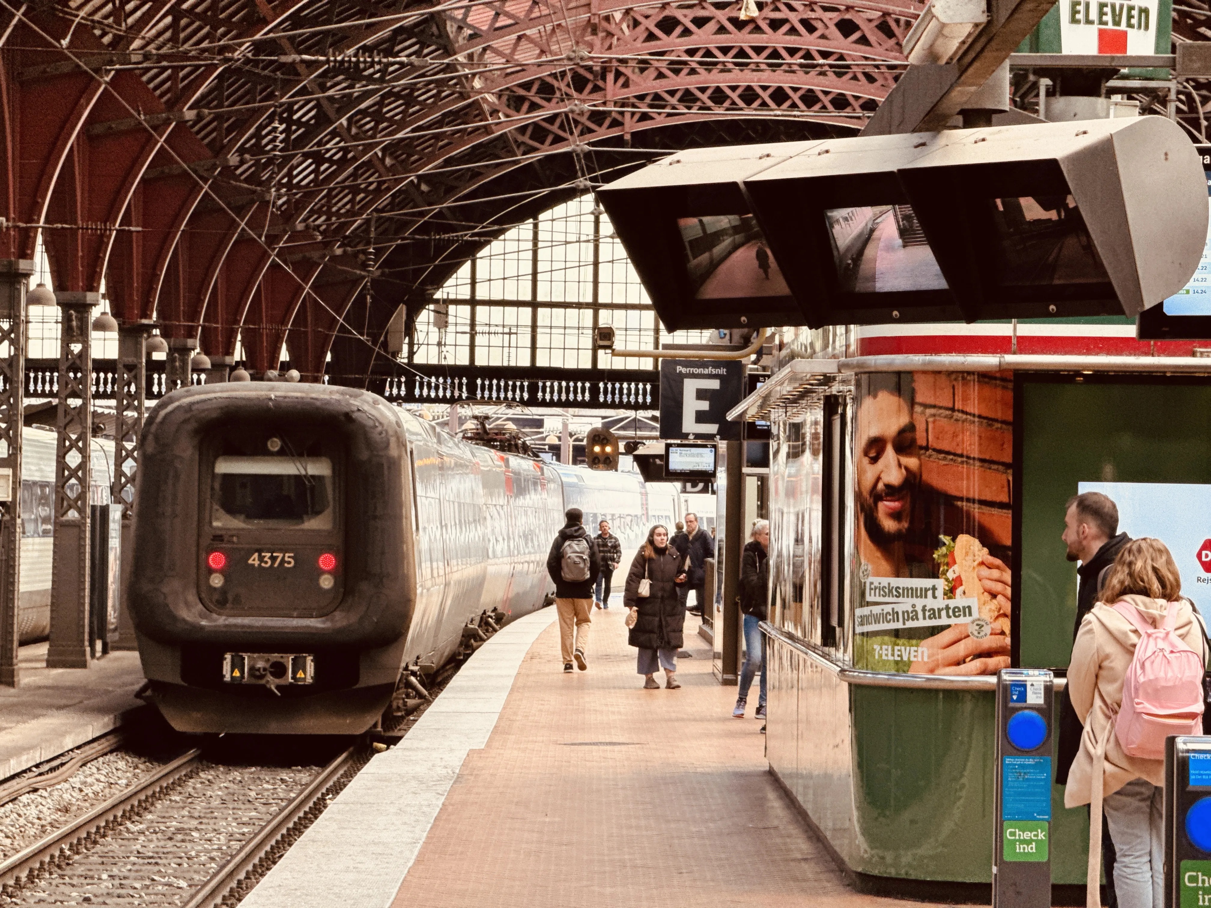 Billede af DSB ET 4375 fotograferet ud for København Hovedbanegård.