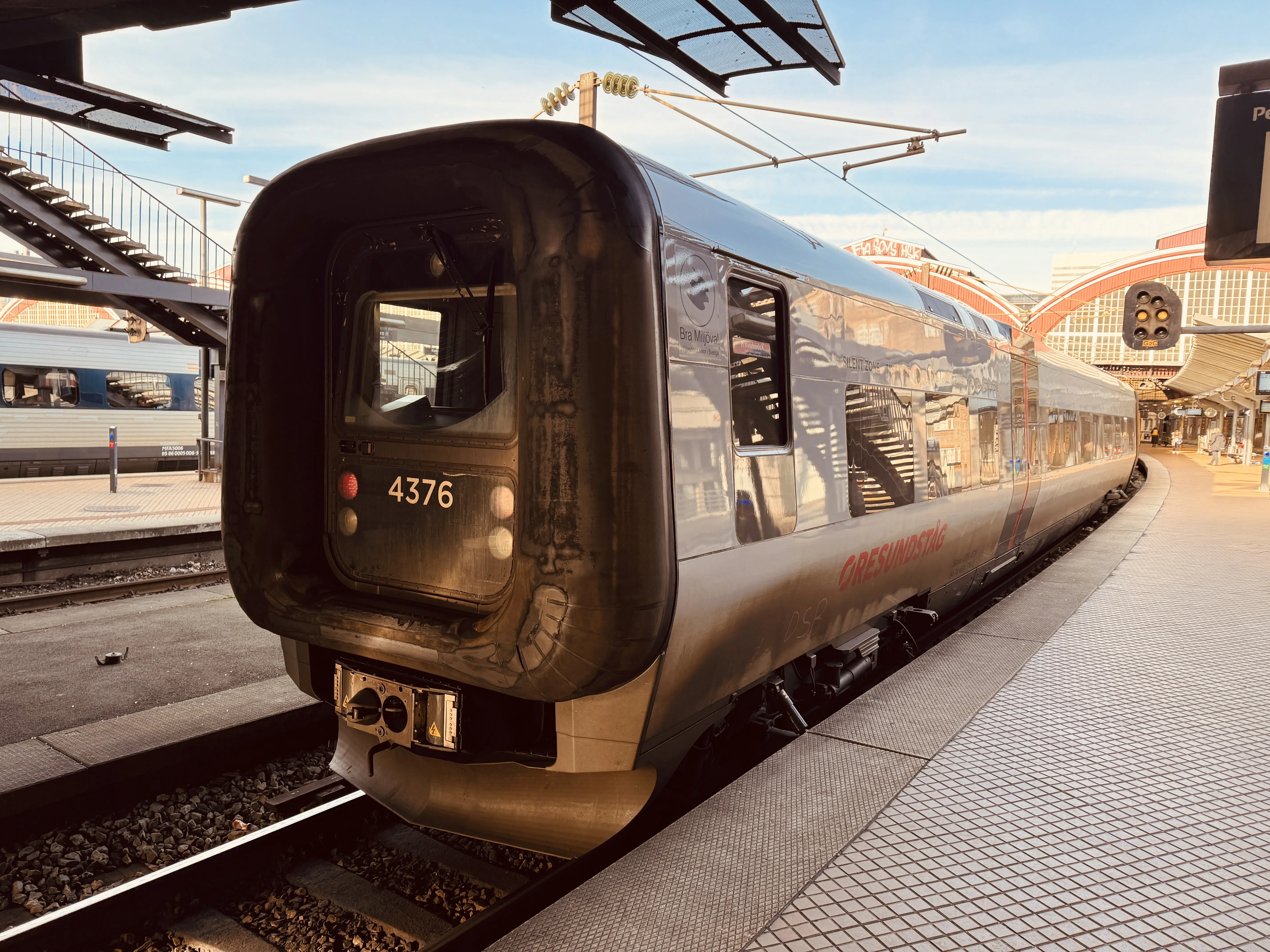 Billede af DSB ET 4376 fotograferet ud for København Hovedbanegård.