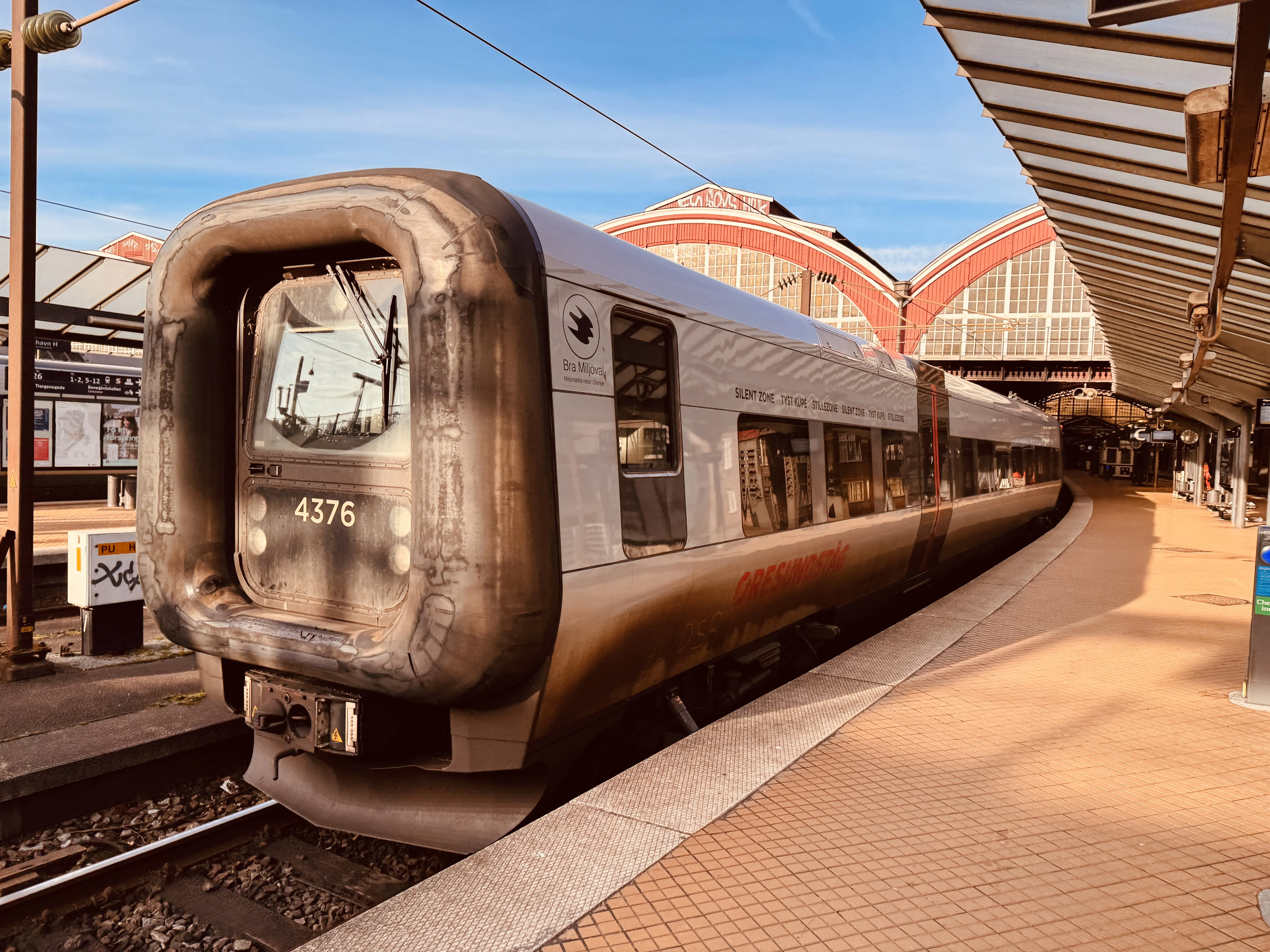 Billede af DSB ET 4376 fotograferet ud for København Hovedbanegård.