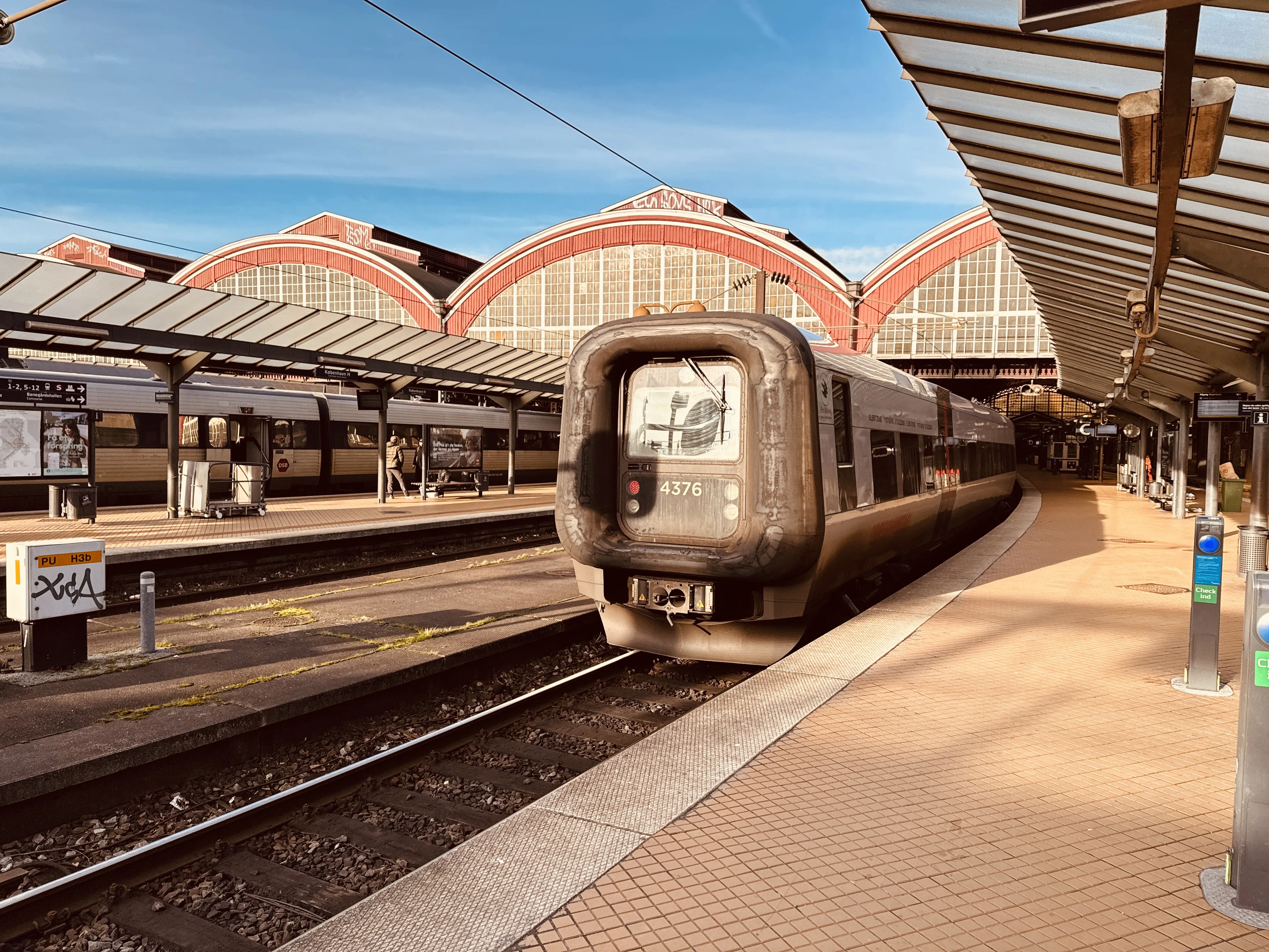 Billede af DSB ET 4376 fotograferet ud for København Hovedbanegård.