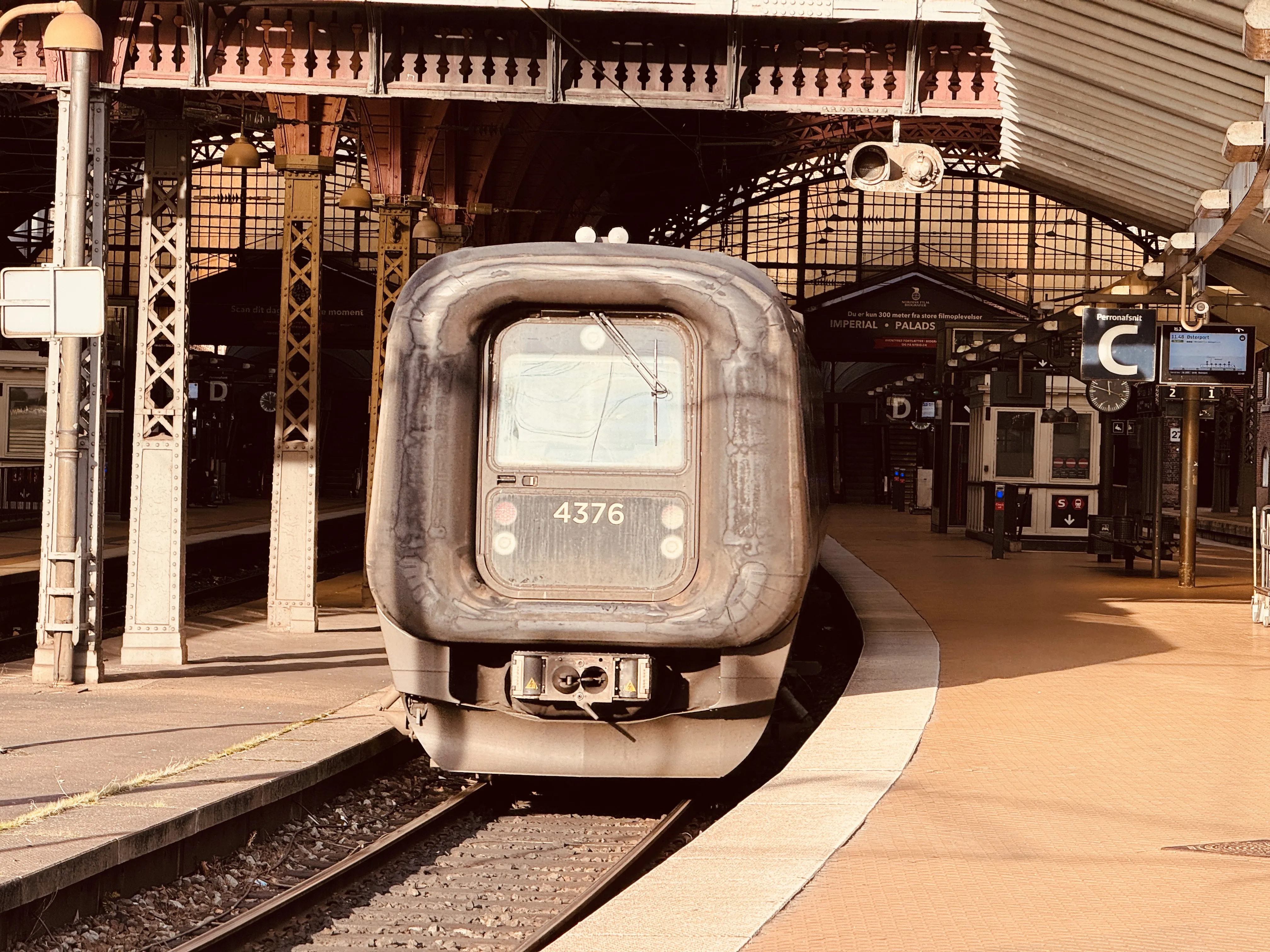 Billede af DSB ET 4376 fotograferet ud for København Hovedbanegård.