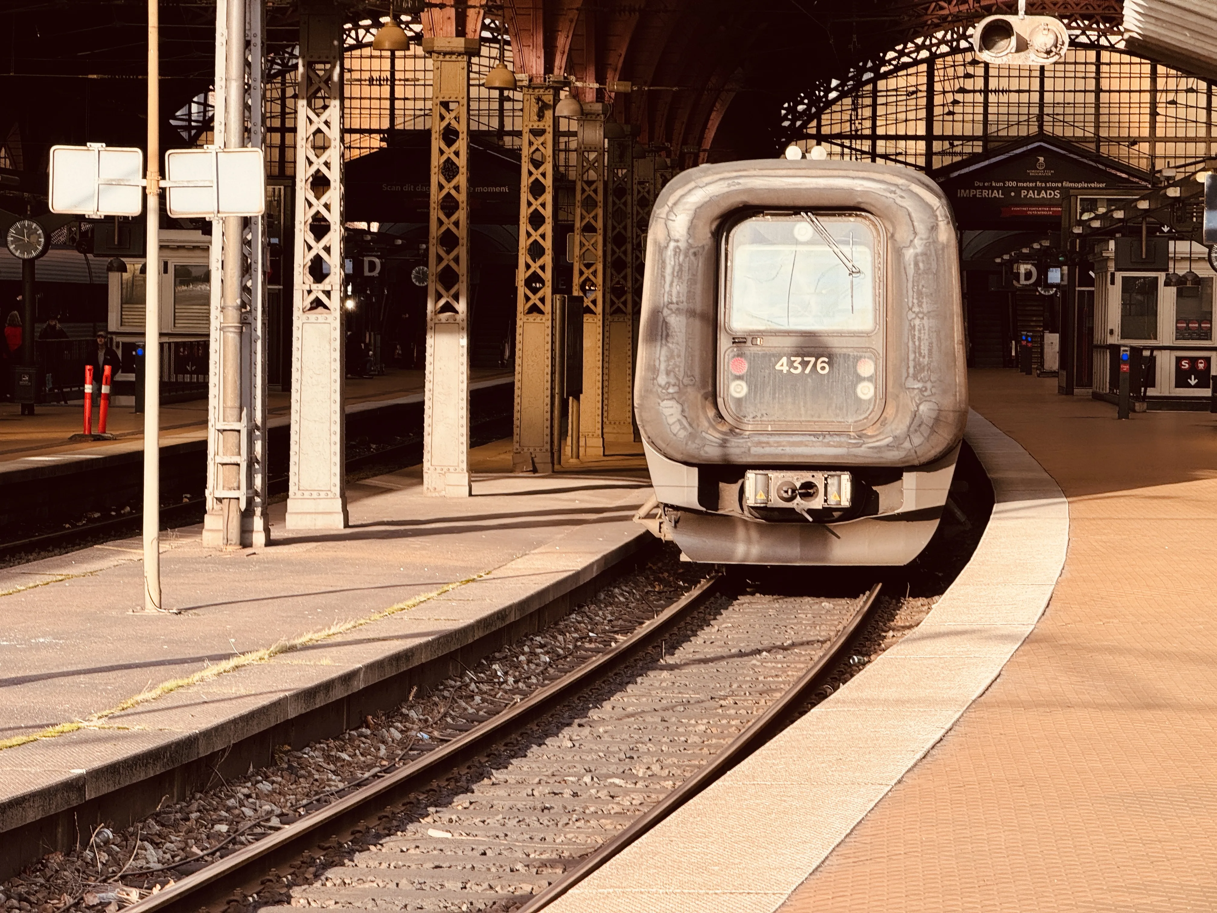 Billede af DSB ET 4376 fotograferet ud for København Hovedbanegård.