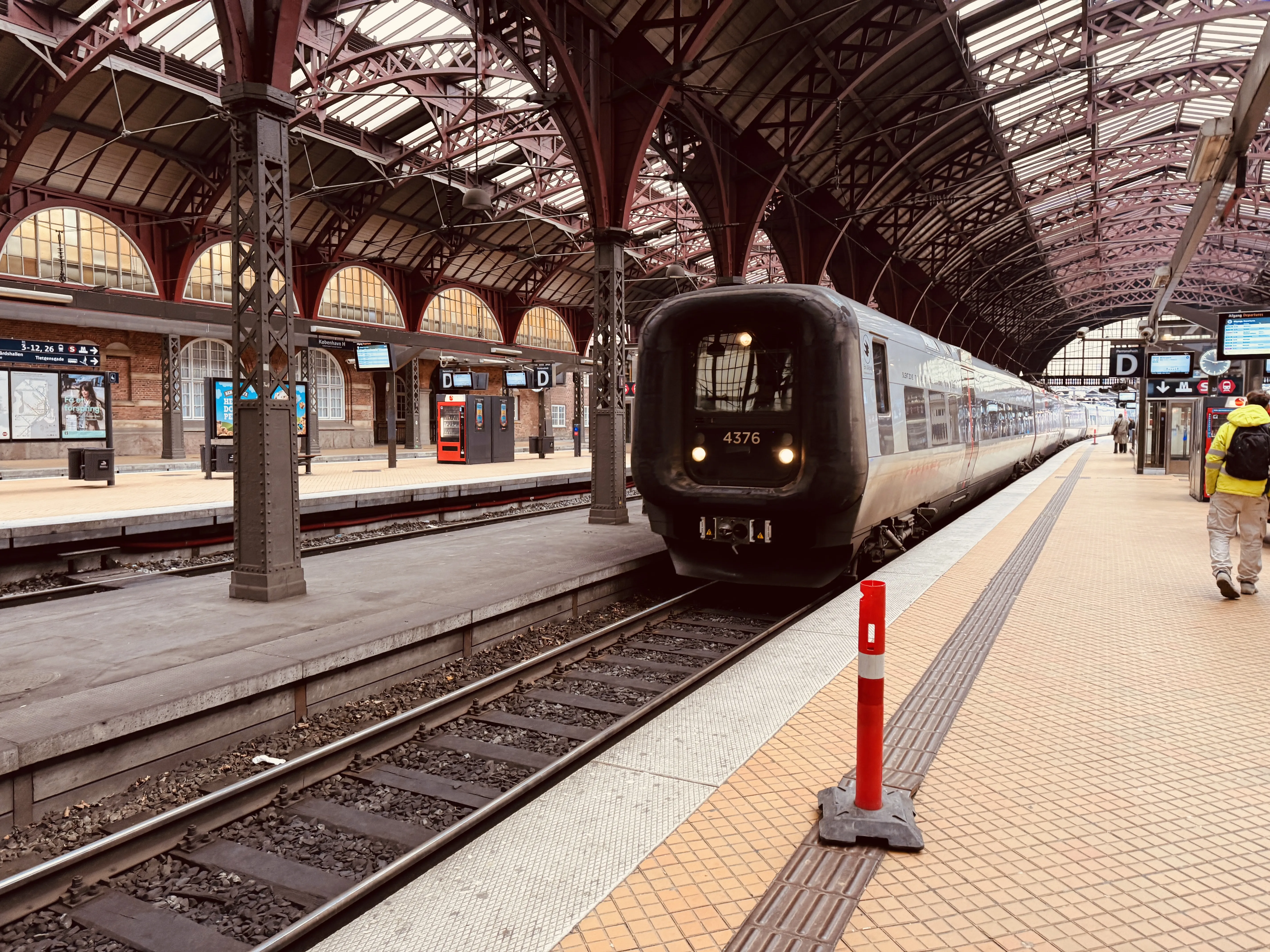 Billede af DSB ET 4376 fotograferet ud for København Hovedbanegård.