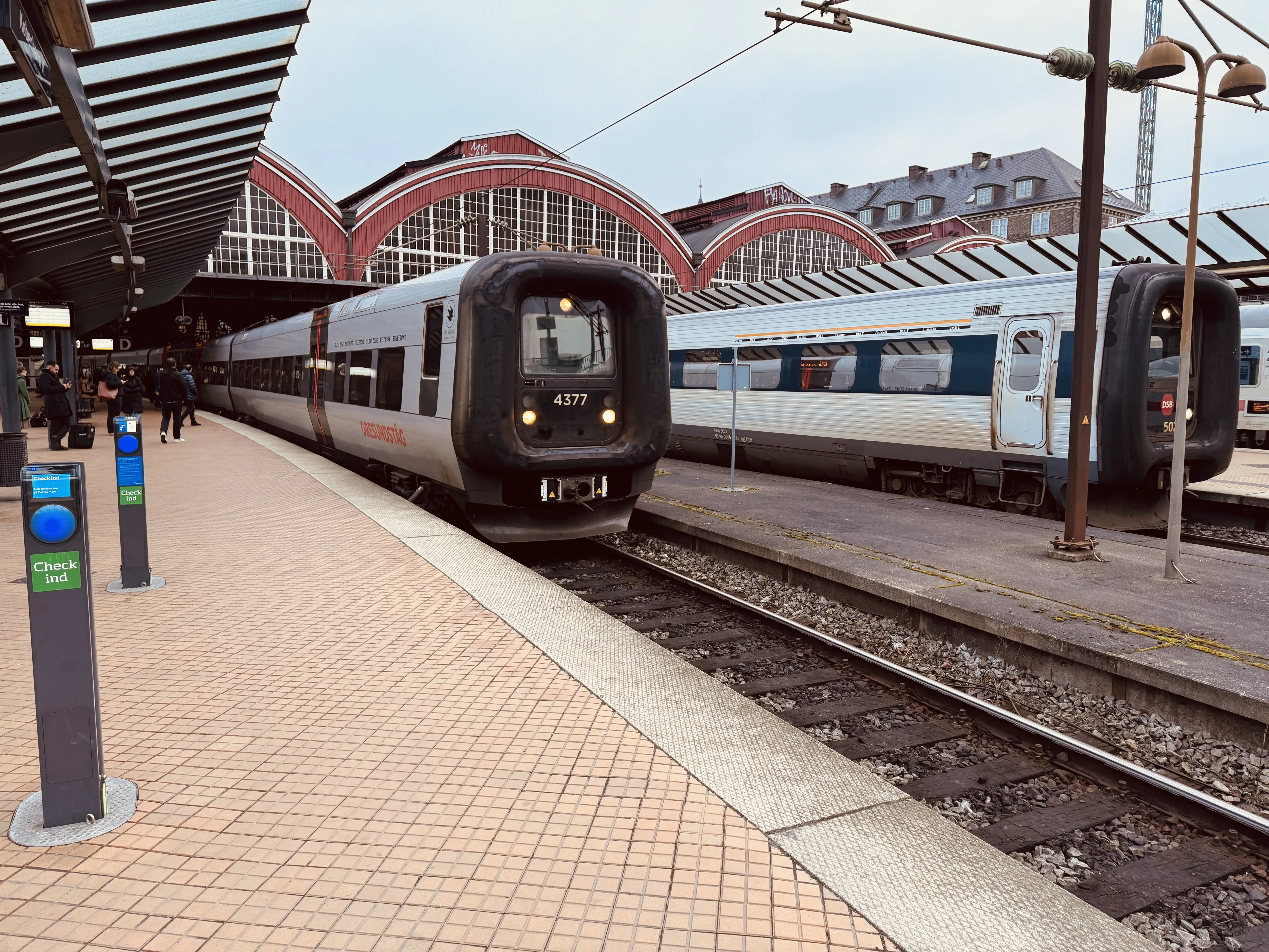 Billede af DSB ET 4377 fotograferet ud for København Hovedbanegård.