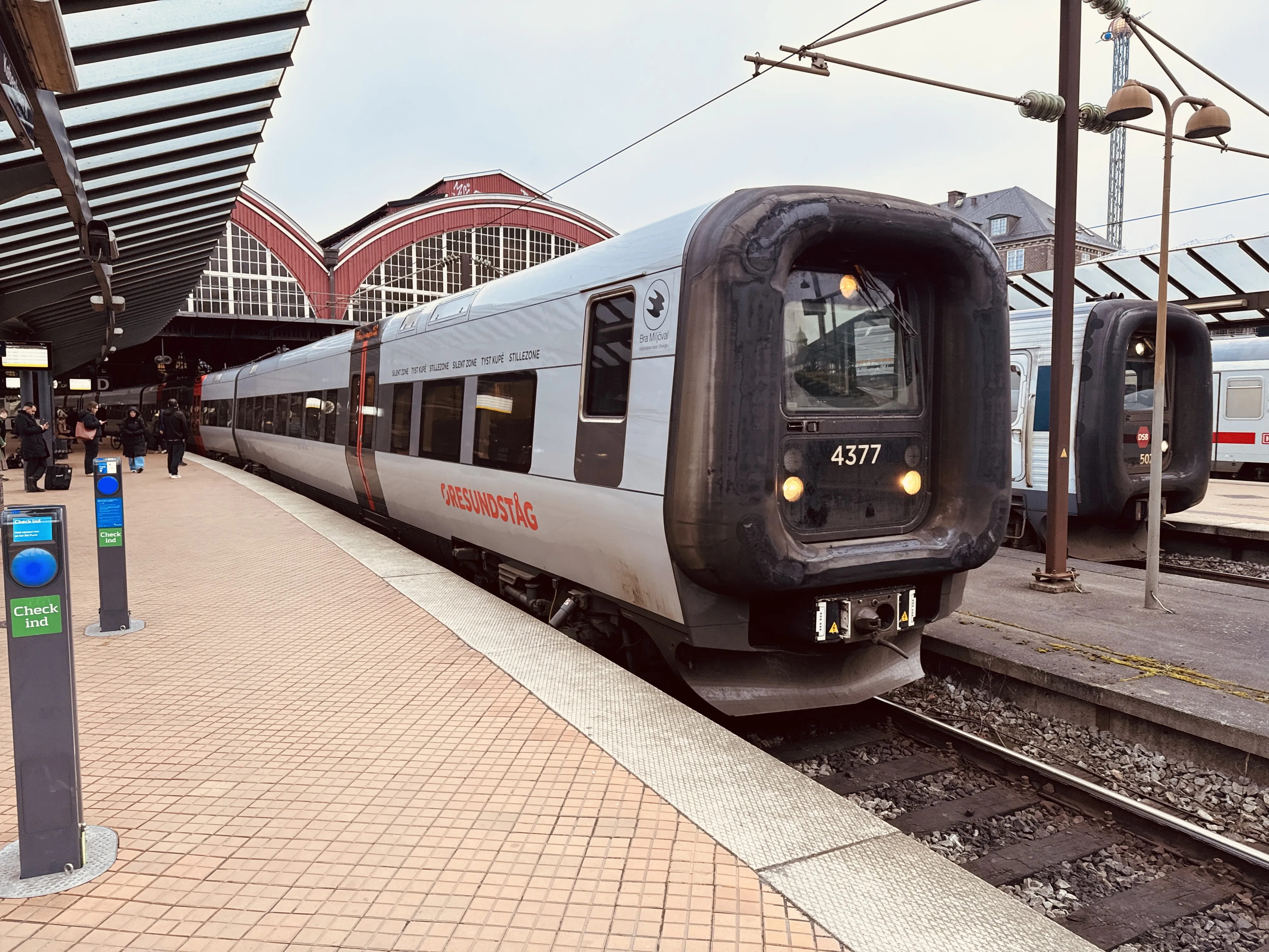 Billede af DSB ET 4377 fotograferet ud for København Hovedbanegård.